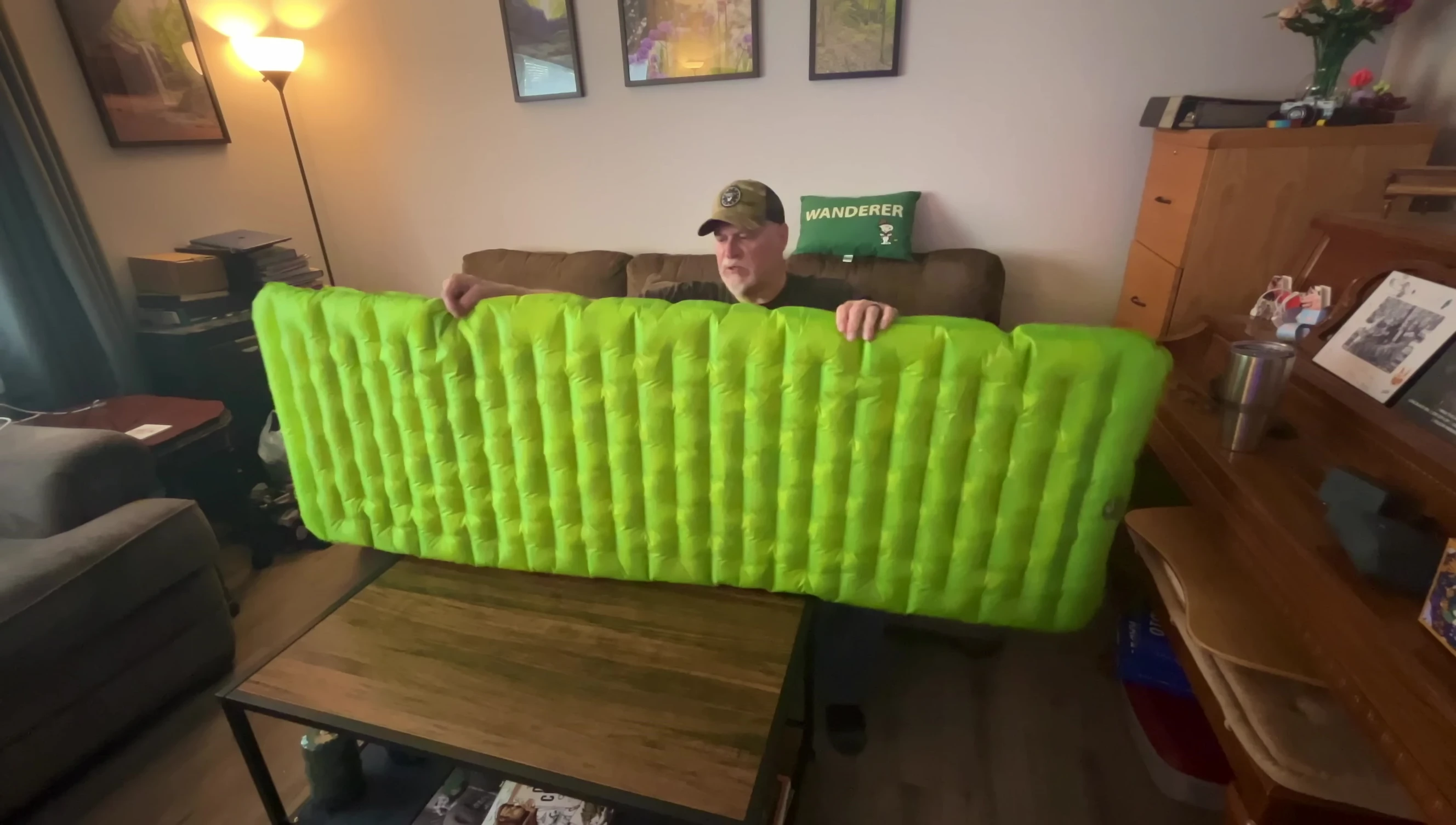 Close-up of the inflated Atepa Packlite H9 sleeping pad, showcasing its grid system.