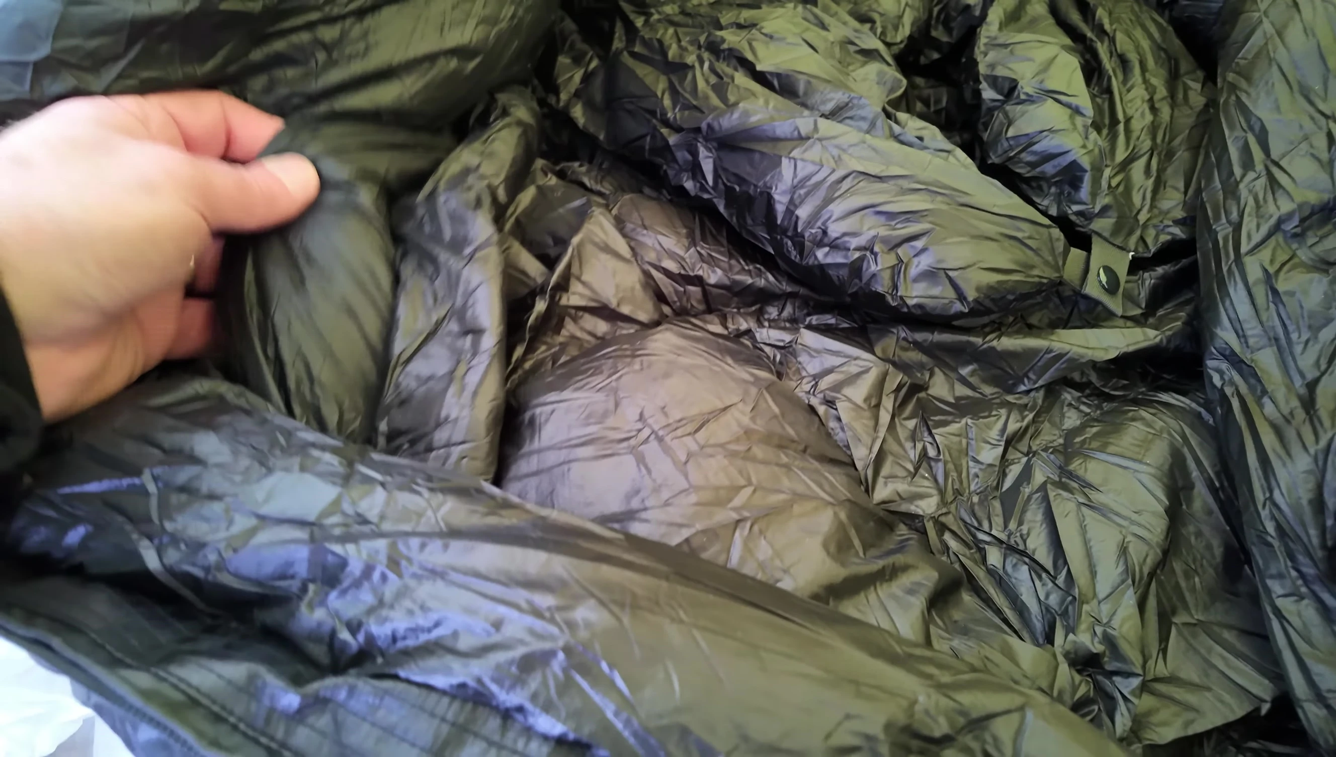 Internal view of the Lyng -20 sleeping bag, showcasing the baffles and internal pocket