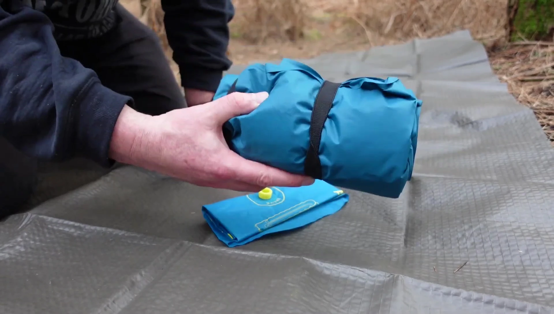 Close-up of the elastic bands and pump sack