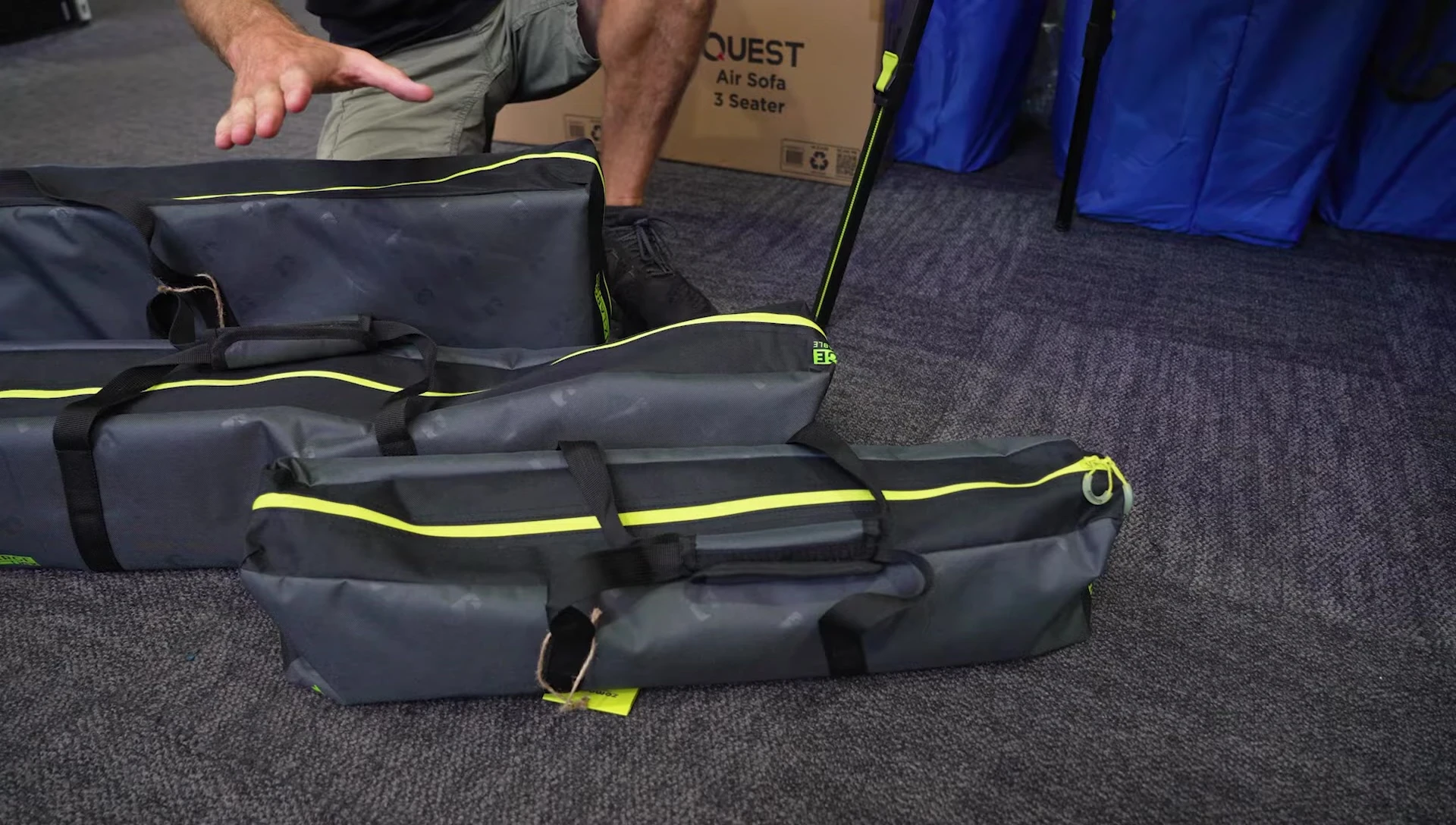 Close-up of the dimensions and weight of the small Kitpack Pro table.