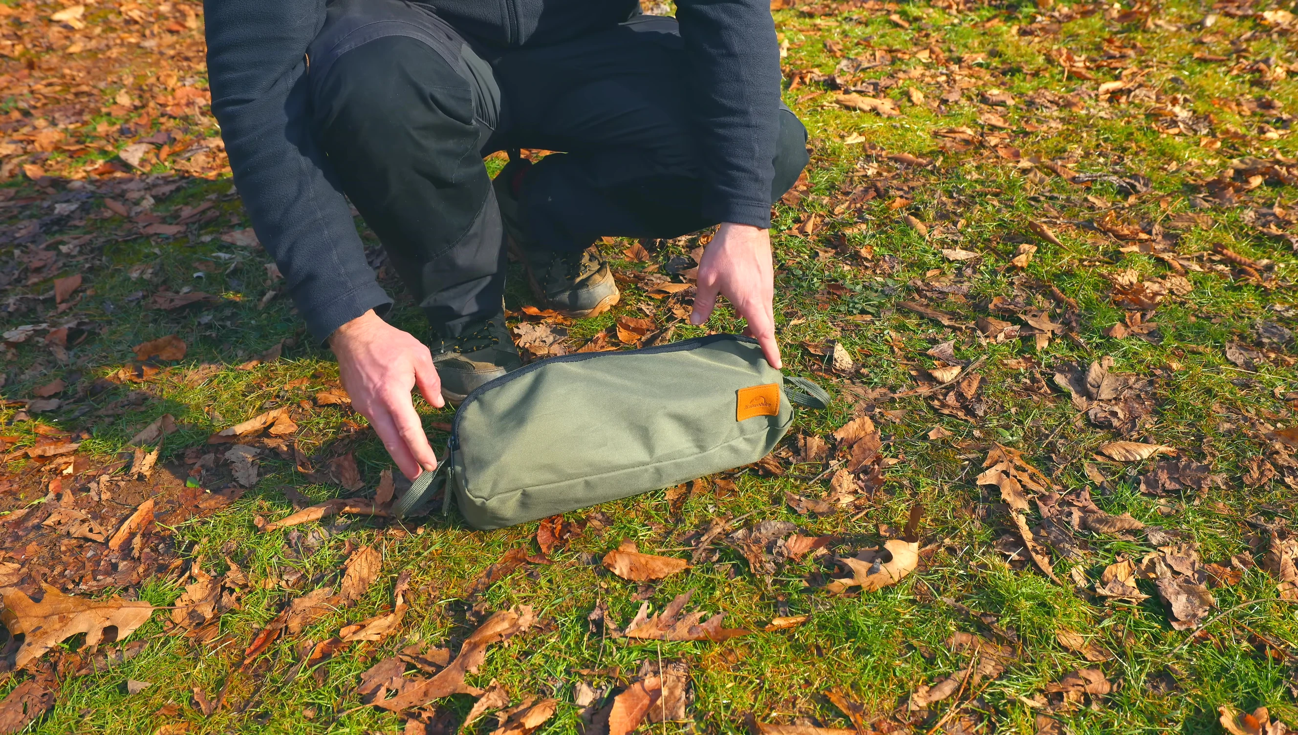 Unboxing and showcasing the various components of the chair.