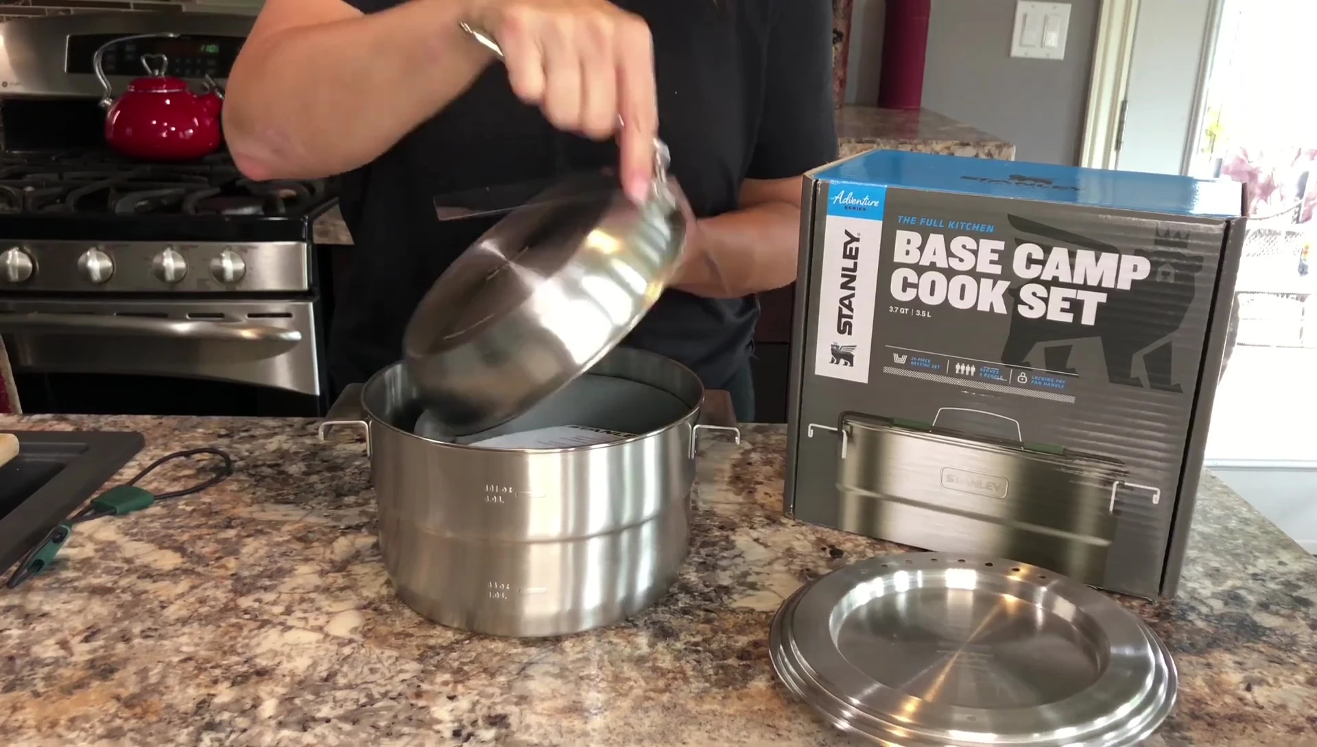 The insulated frying pan with its collapsible handle.