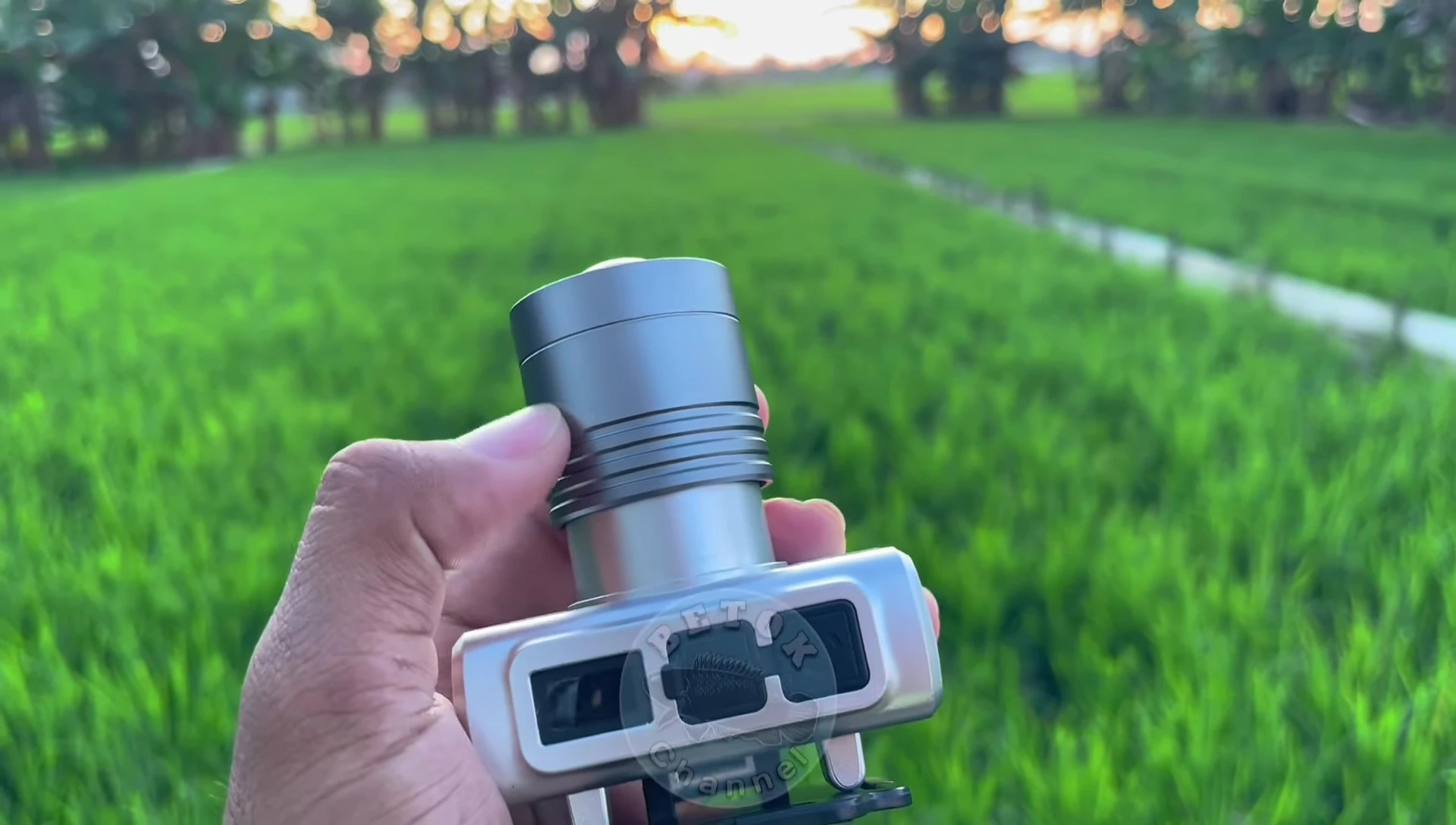 Highlighting the alloy portion of the headlamp