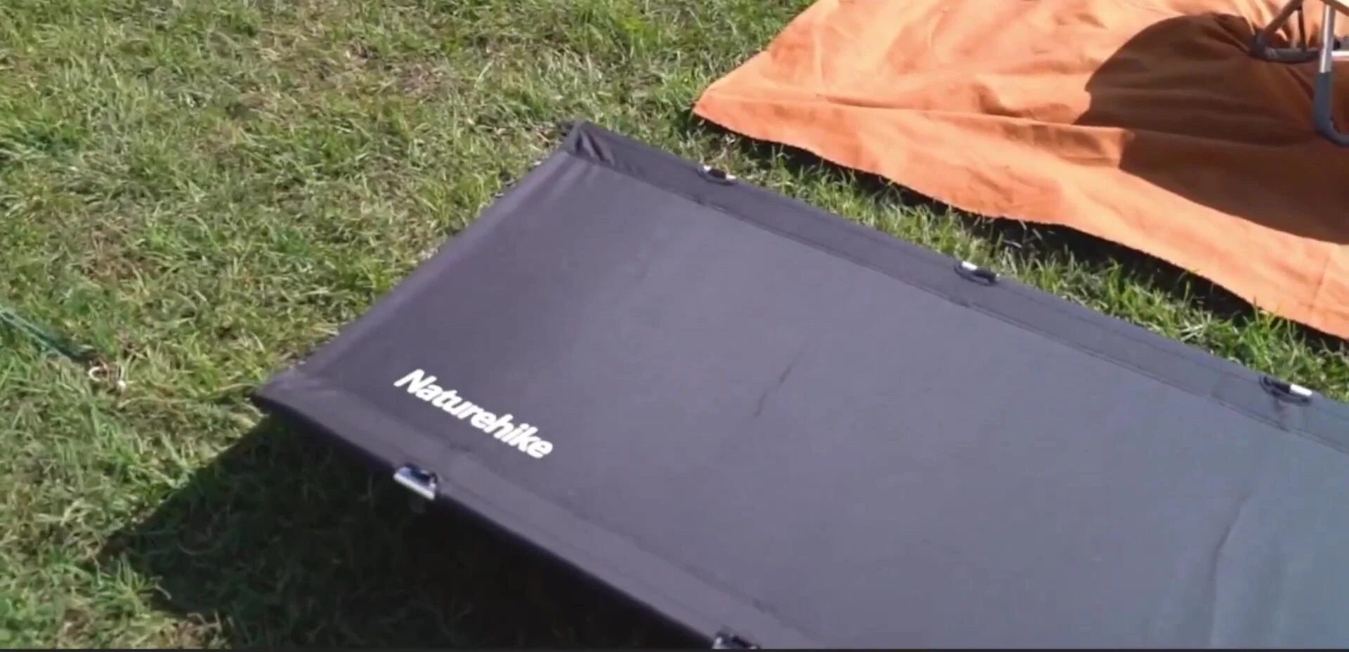 A close-up shot showing the durable Oxford fabric of the cot.