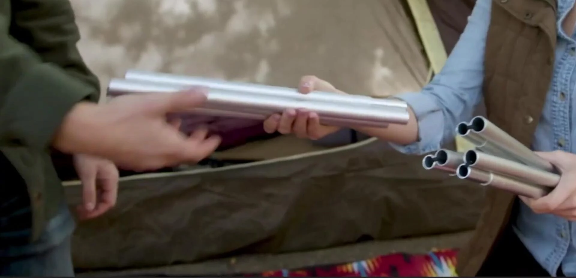 Image highlighting the cot's weight capacity and sturdy construction.