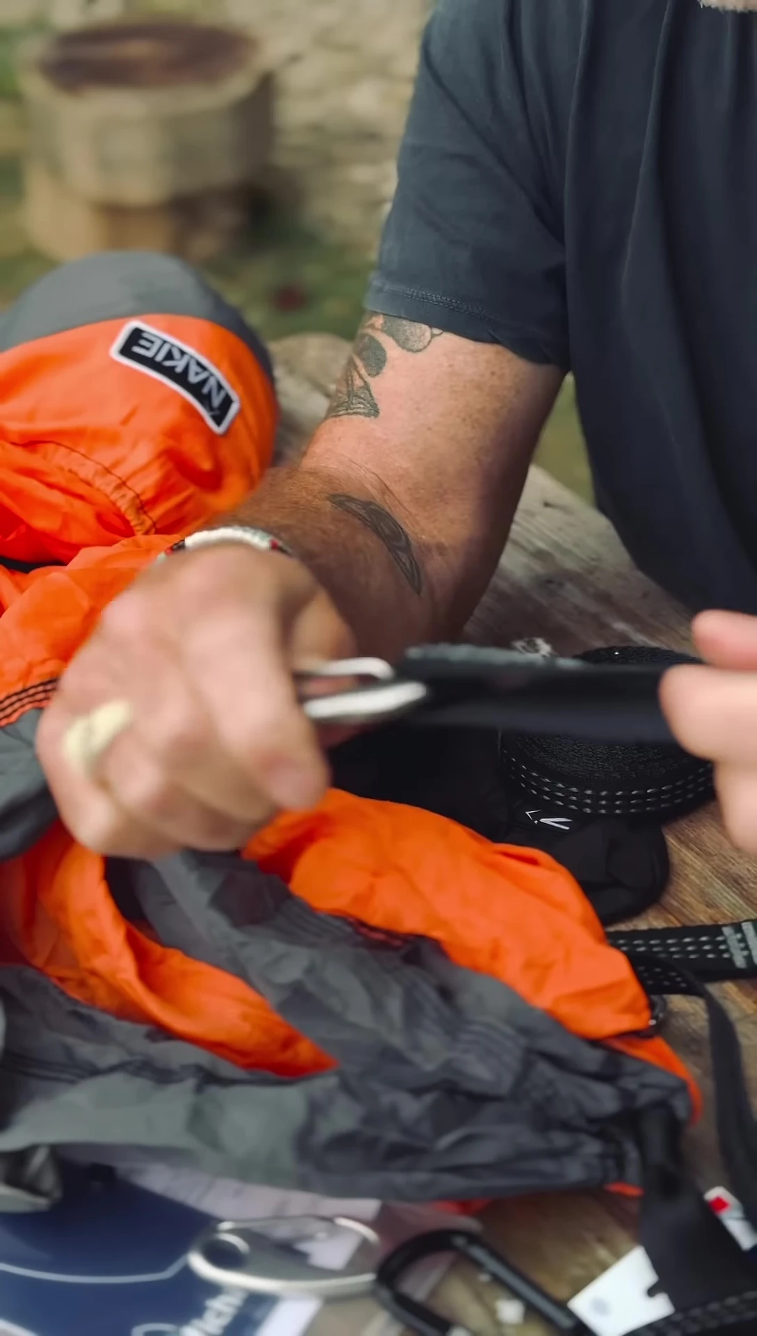Demonstration of easy one-handed use of recommended carabiners.