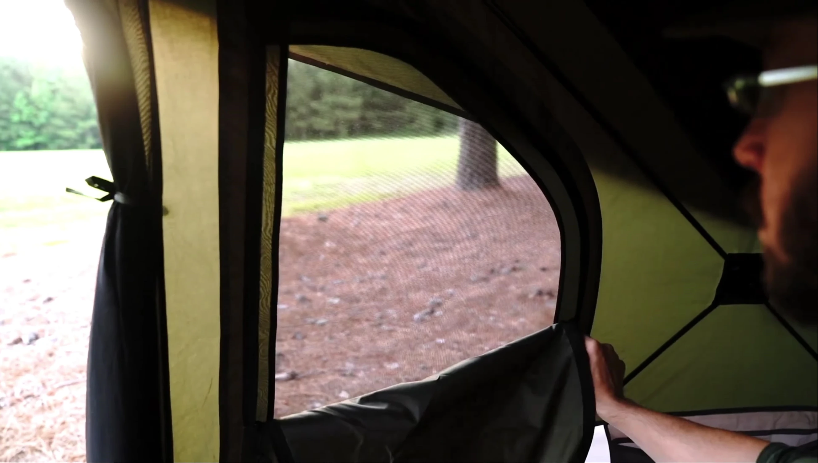 Close-up of the Gazelle T4 Hub's interior features, highlighting the removable floor and storage pouches.