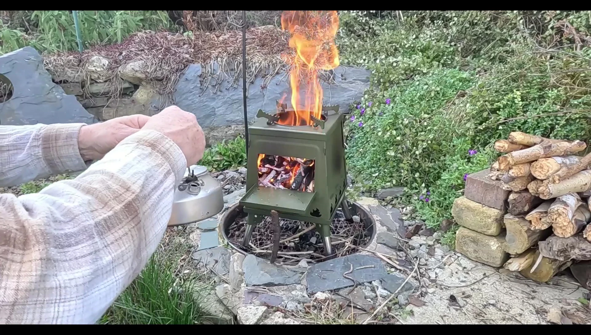 Kettle on top of the stove, ready to boil.