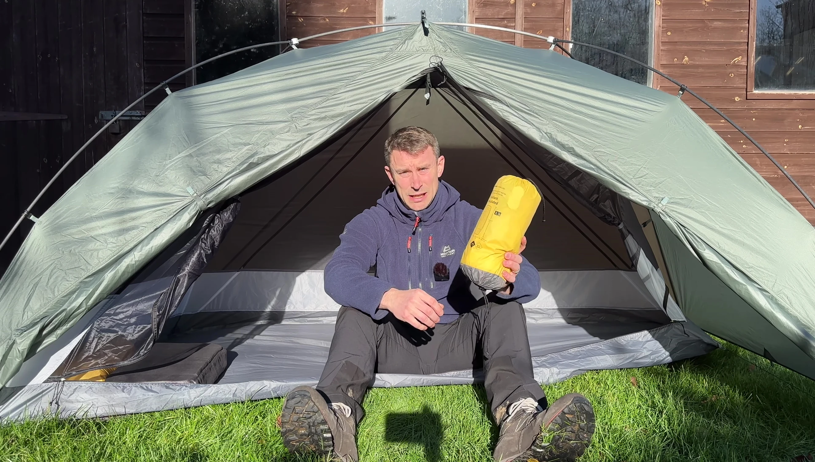 The sleeping pad's weight is displayed on a scale.