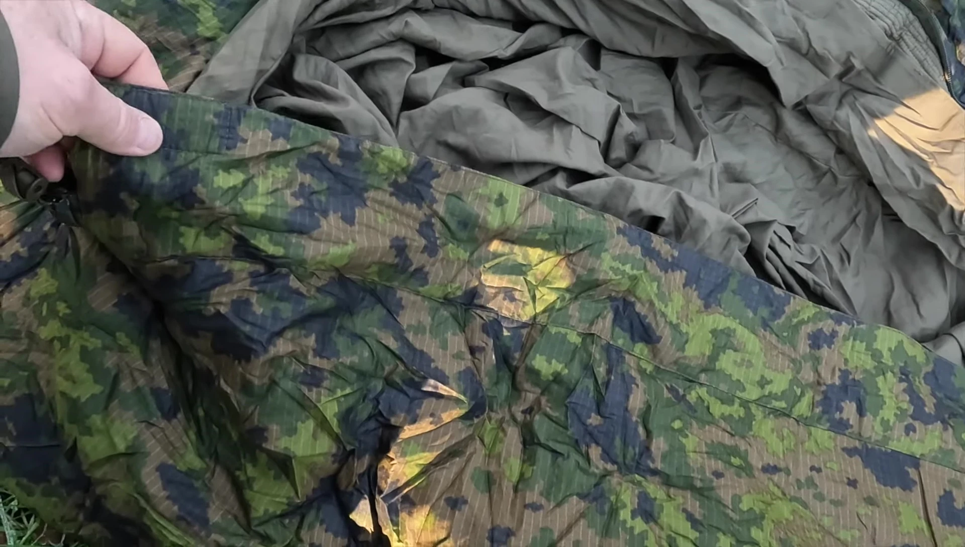 Detail of the zipper and velcro closure system.
