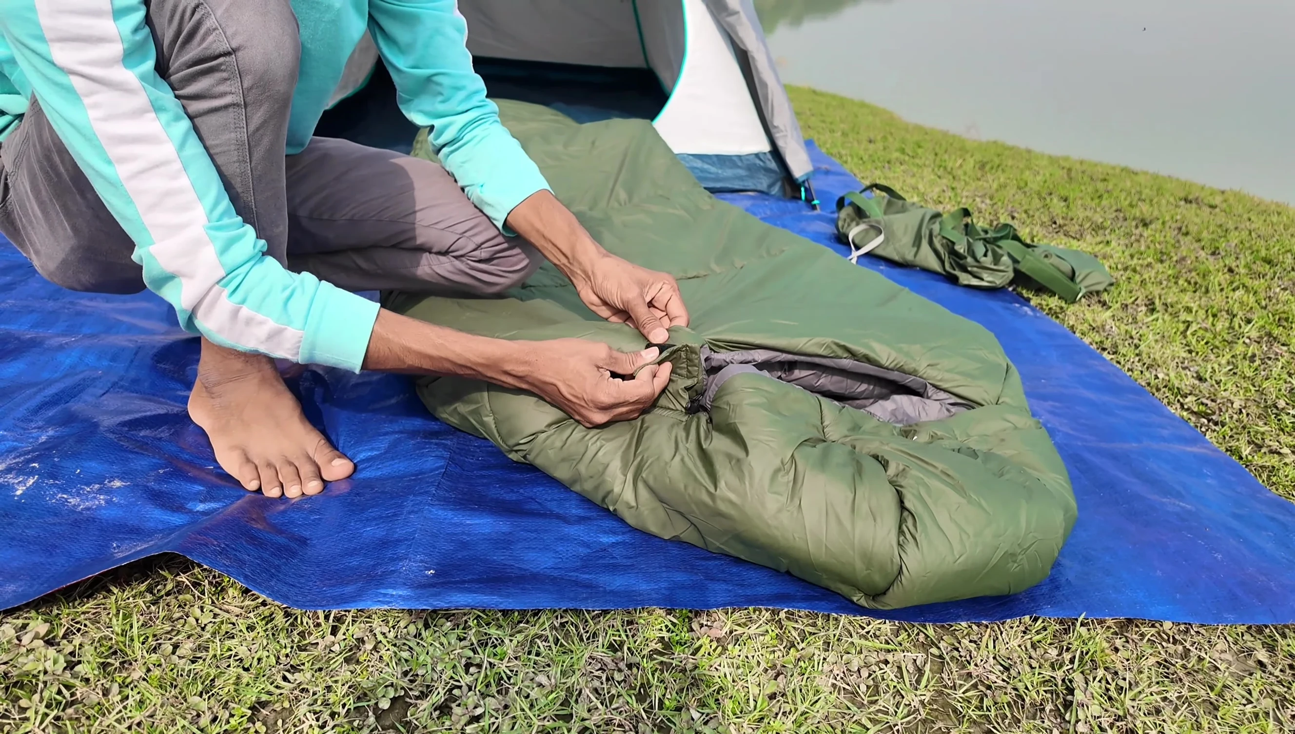 Close-up of the zippers and their functionality.