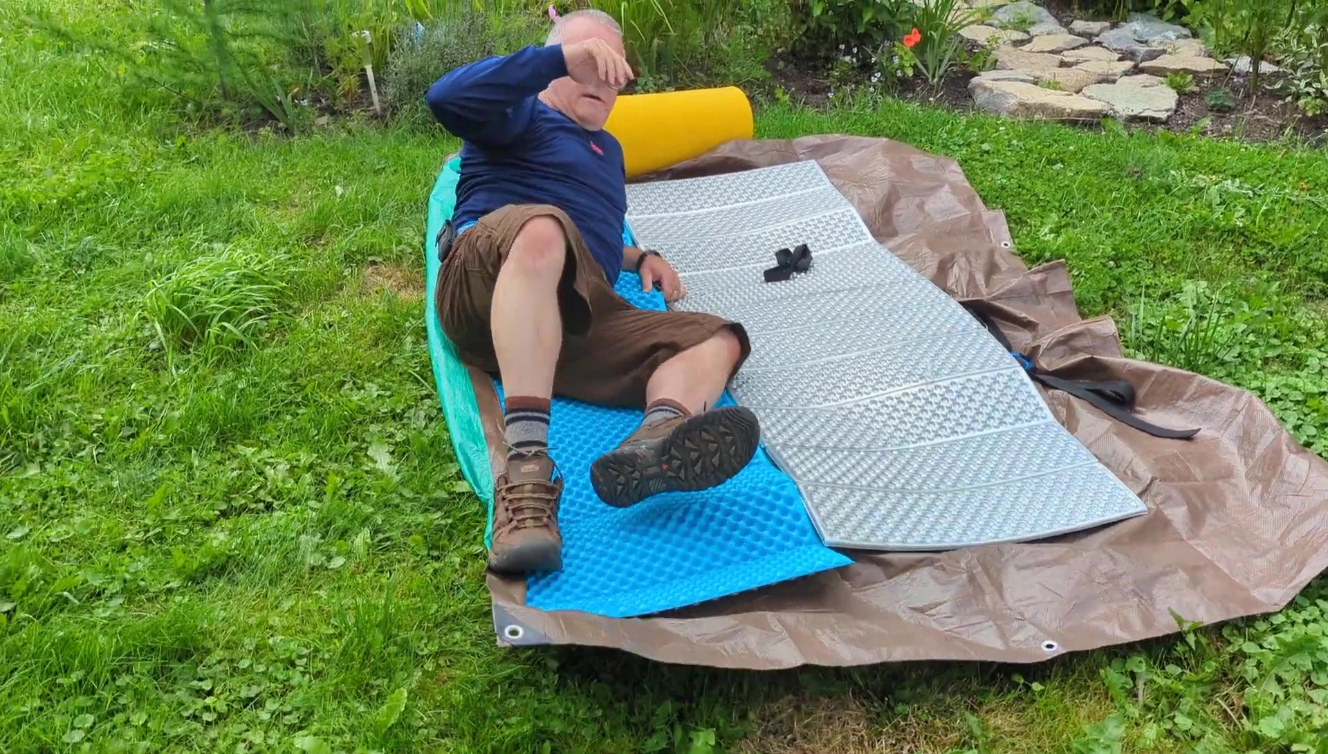 The reviewer lies on the no-name pad showing its shorter length