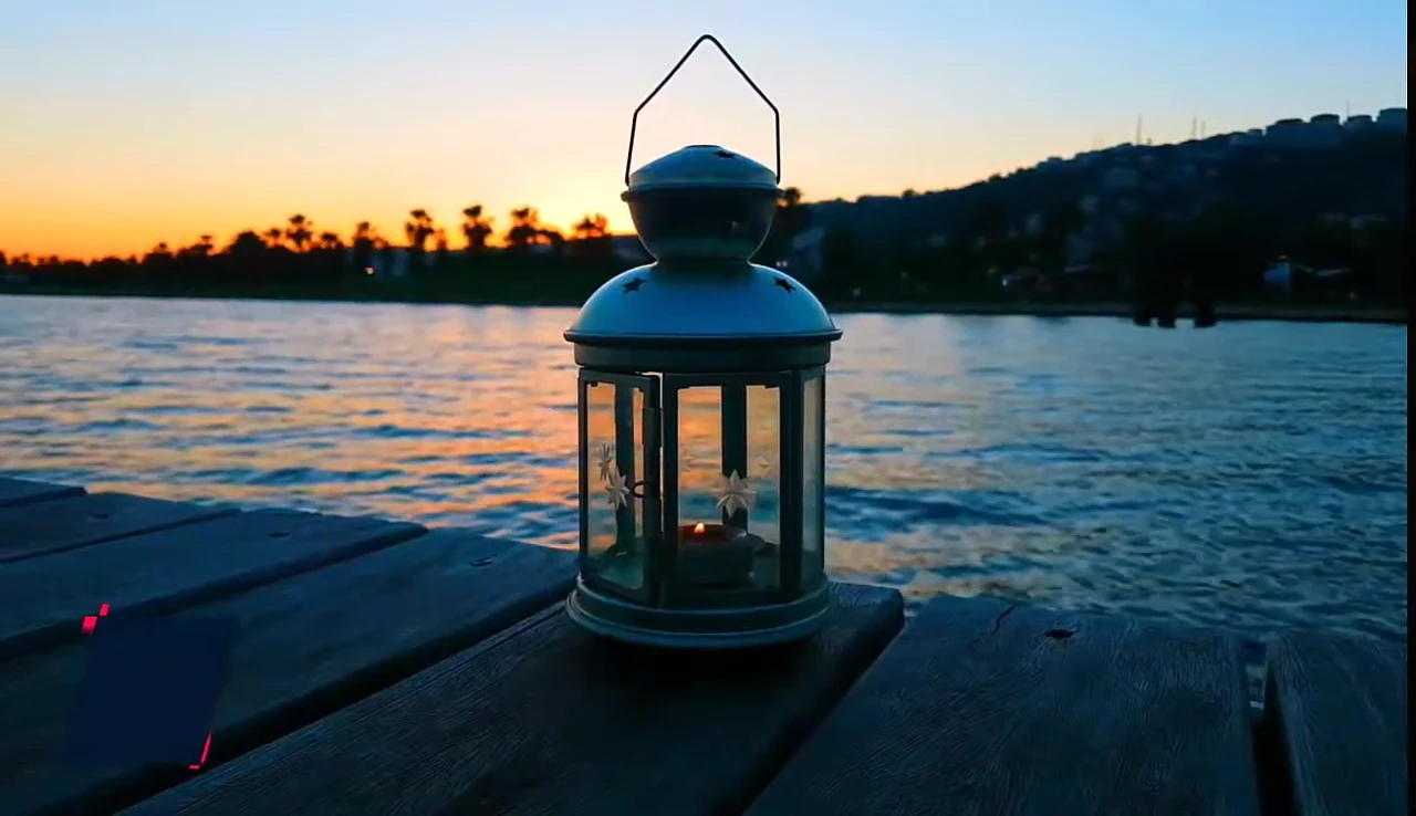 The Coast E L22 lantern shown