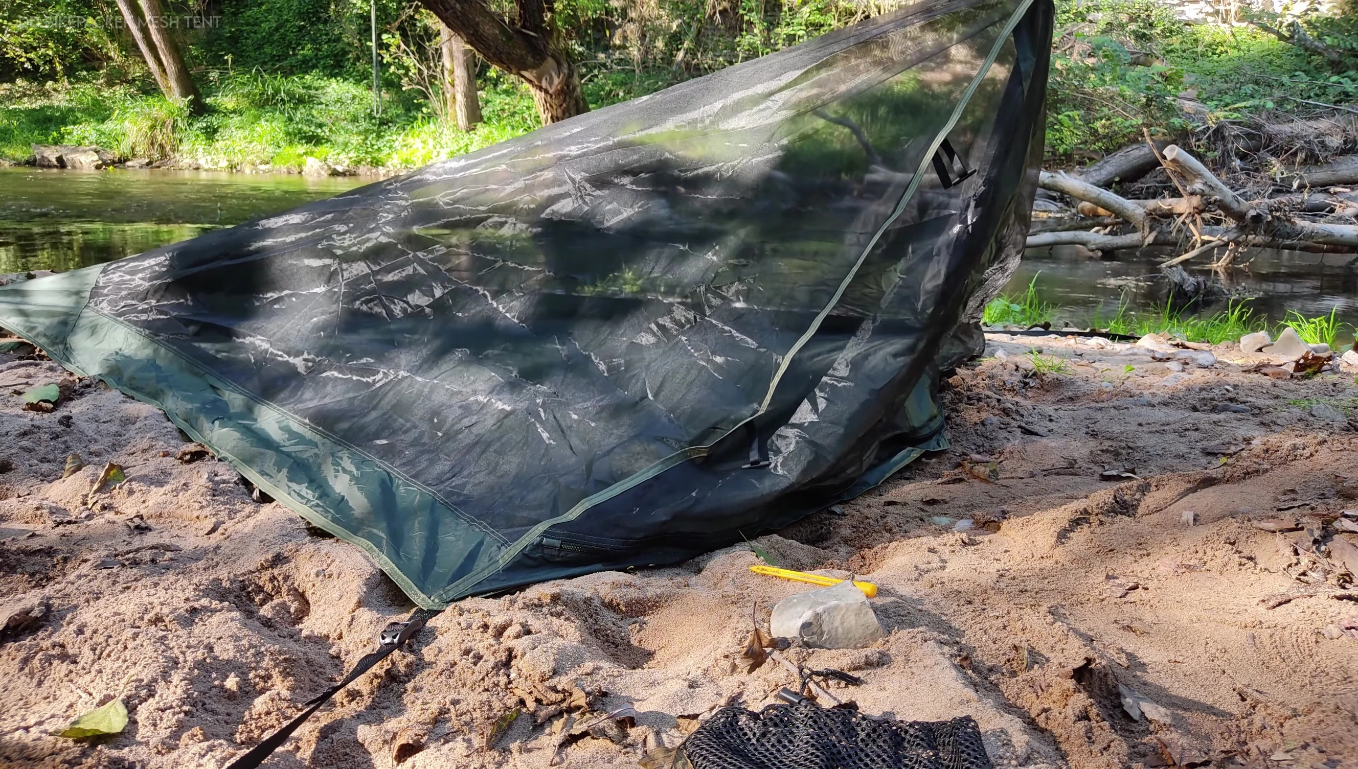 Using stones as counterweights for the anchoring pole.