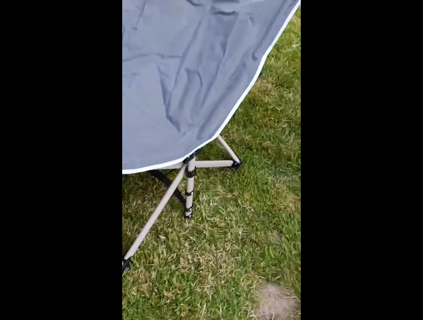 Easily unfolding the camp bed.