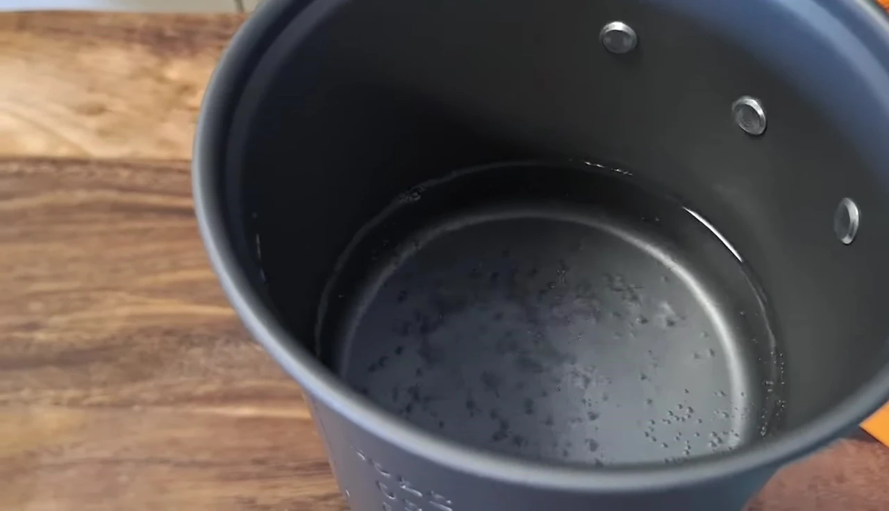 Water boiling in the pot on the Odoland stove.