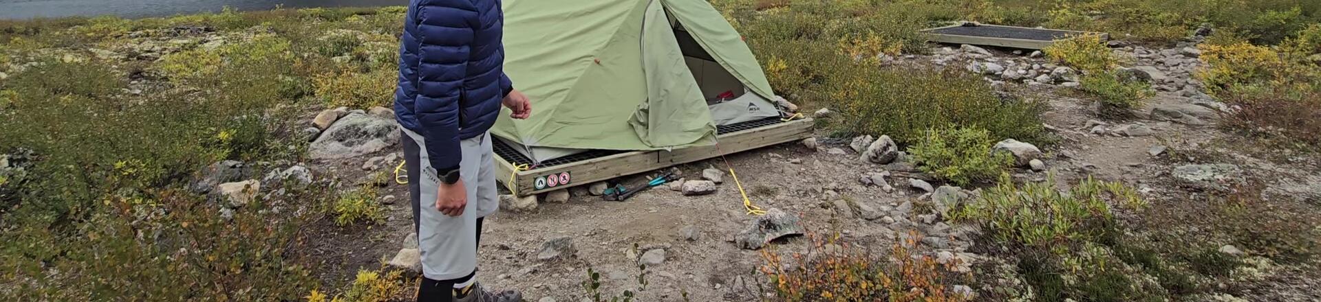 The reviewer points out the slight bowing of the side panels, a minor design flaw.