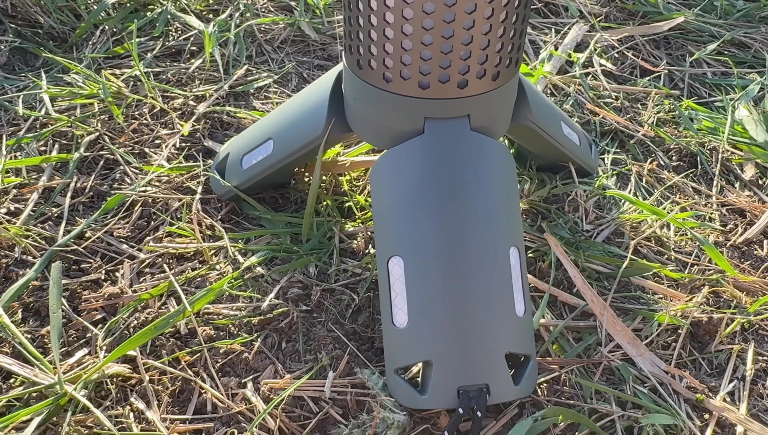 Close-up of the tripod feet deploying.