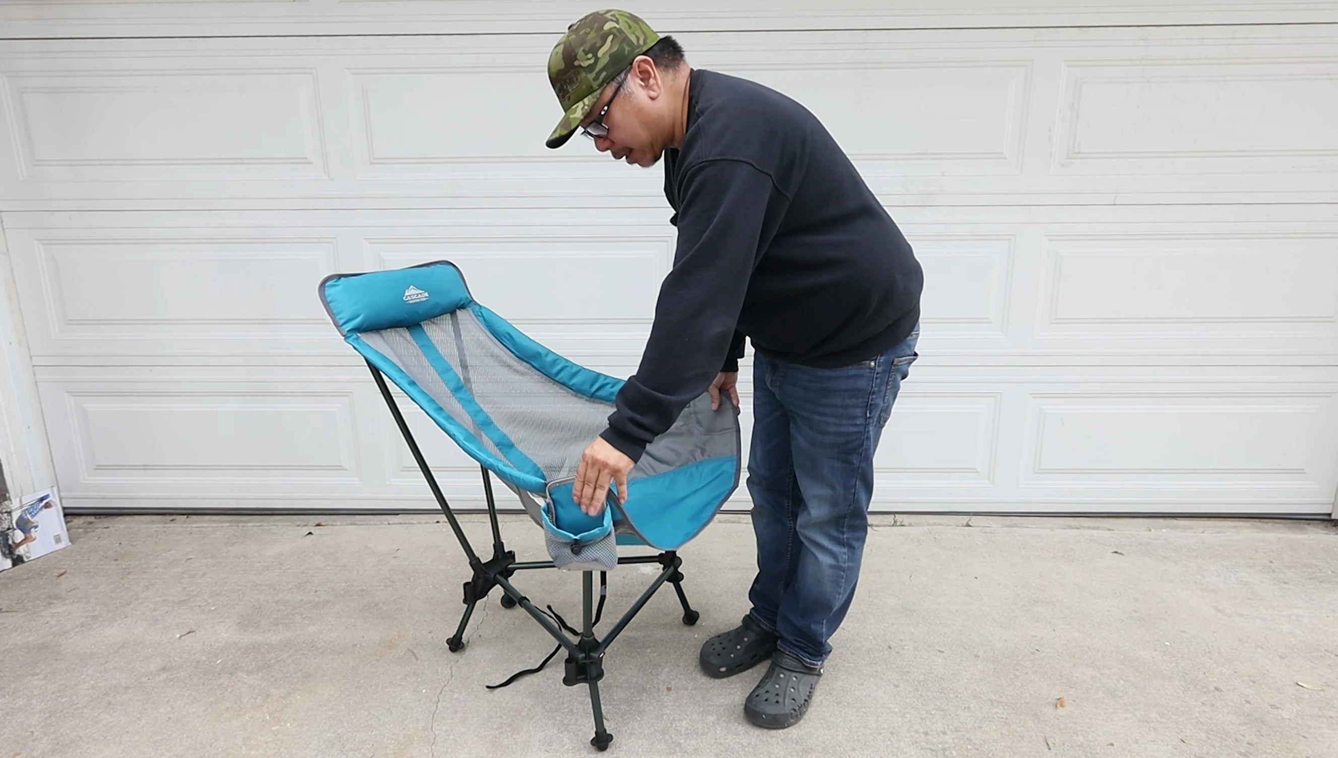 The reviewer demonstrating the slight looseness of one of the poles.