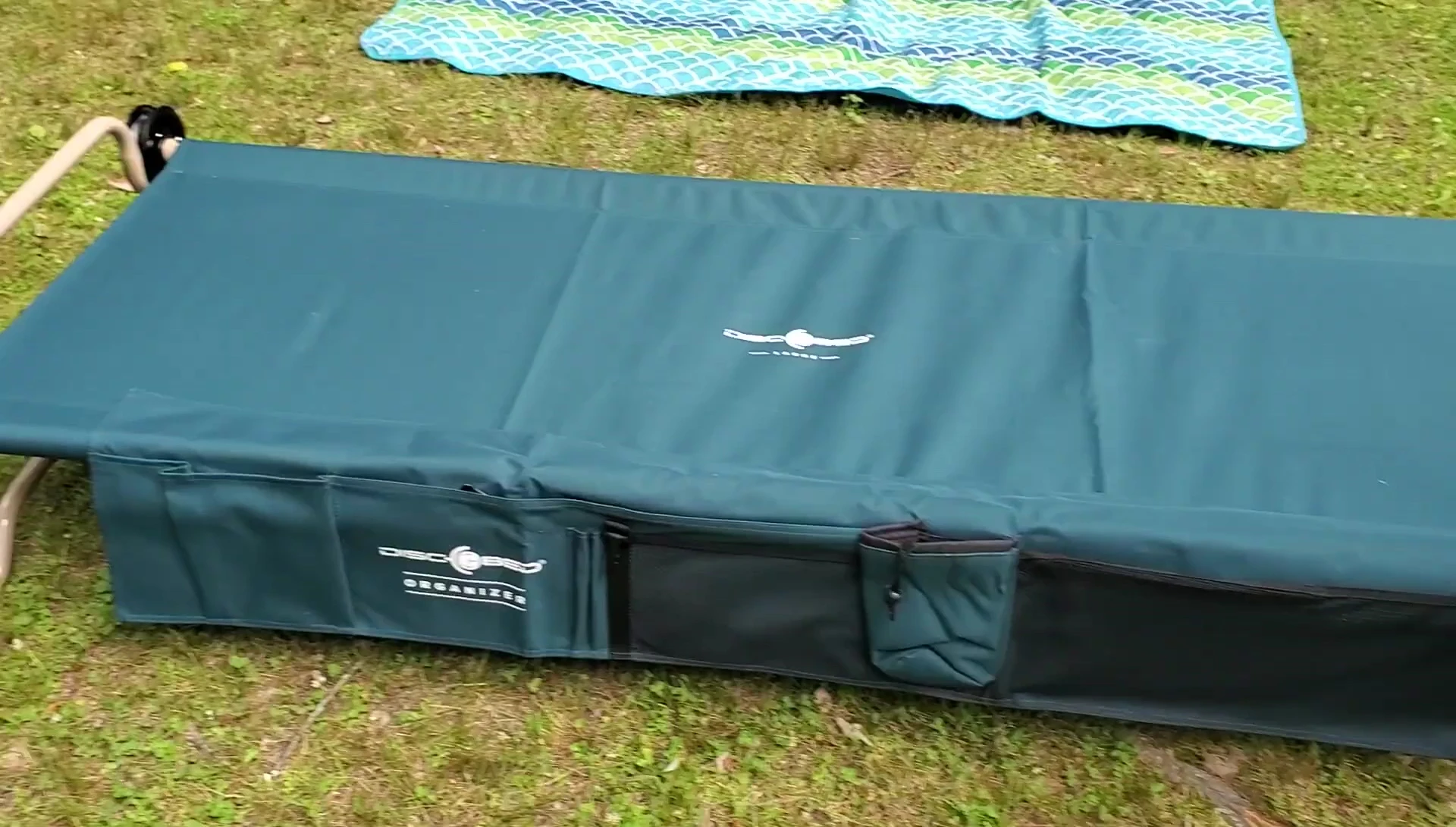 Showcase of the sturdy and durable construction of the bed.