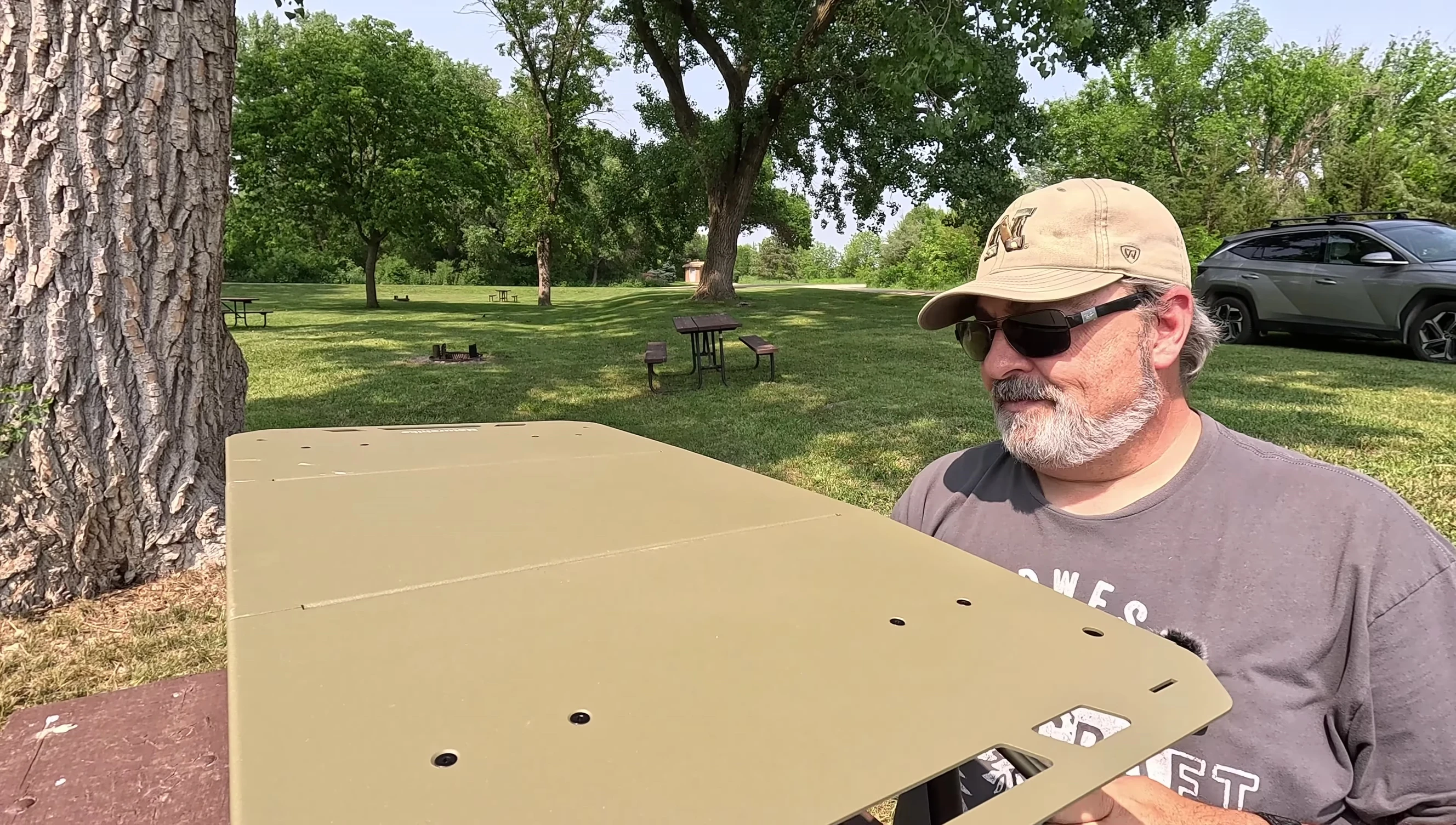 The foldable lantern holder with its mount.