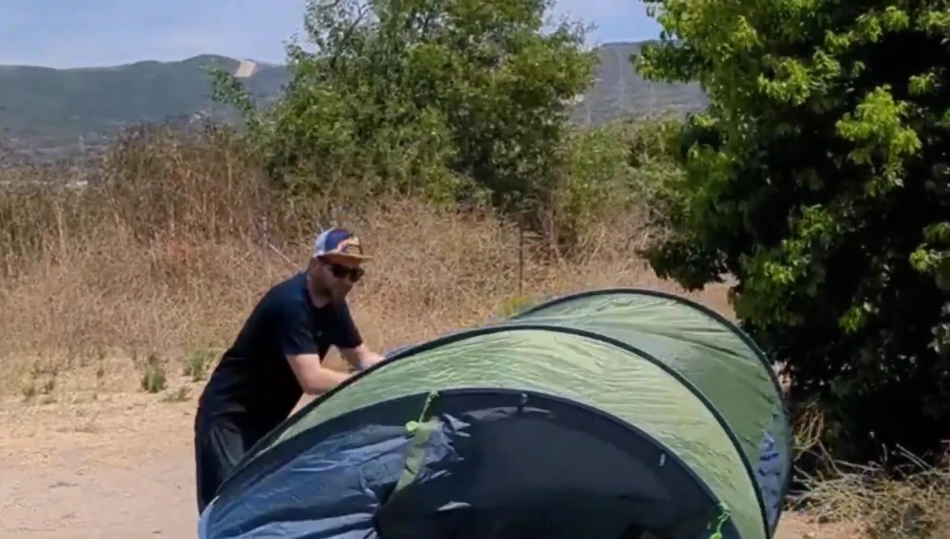 Laen Easy Pop-Up Tent being set up quickly