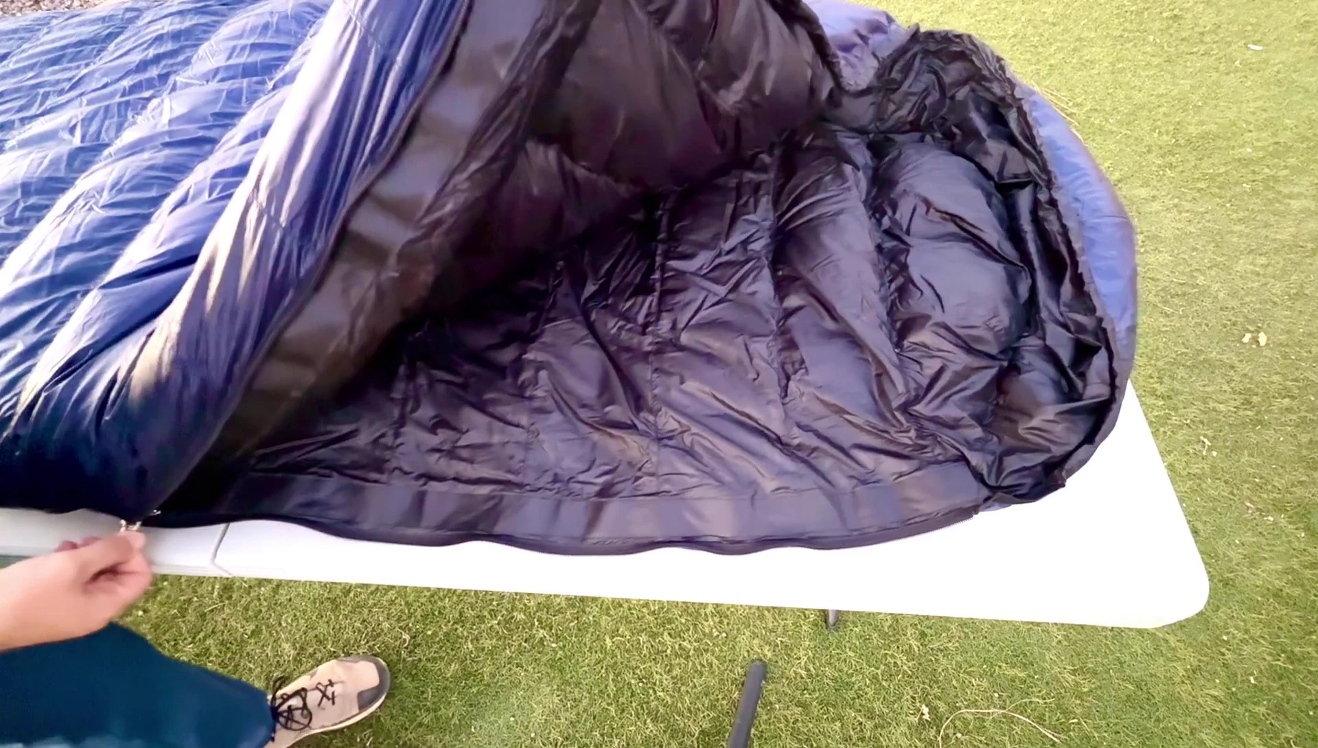 Close-up shot of the TerraLite 25 zippers.