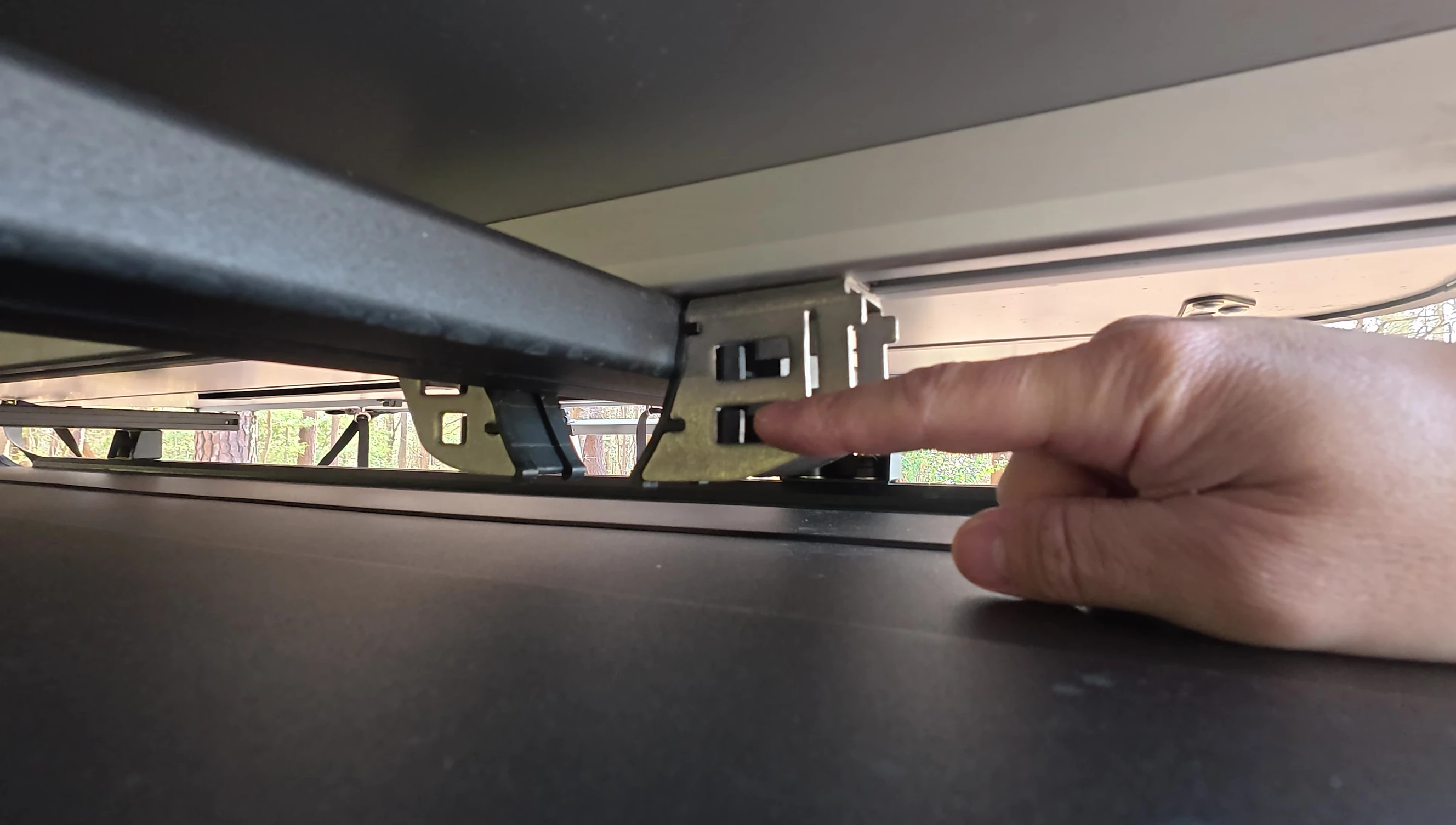 The universal clamps mounted on the roof rack