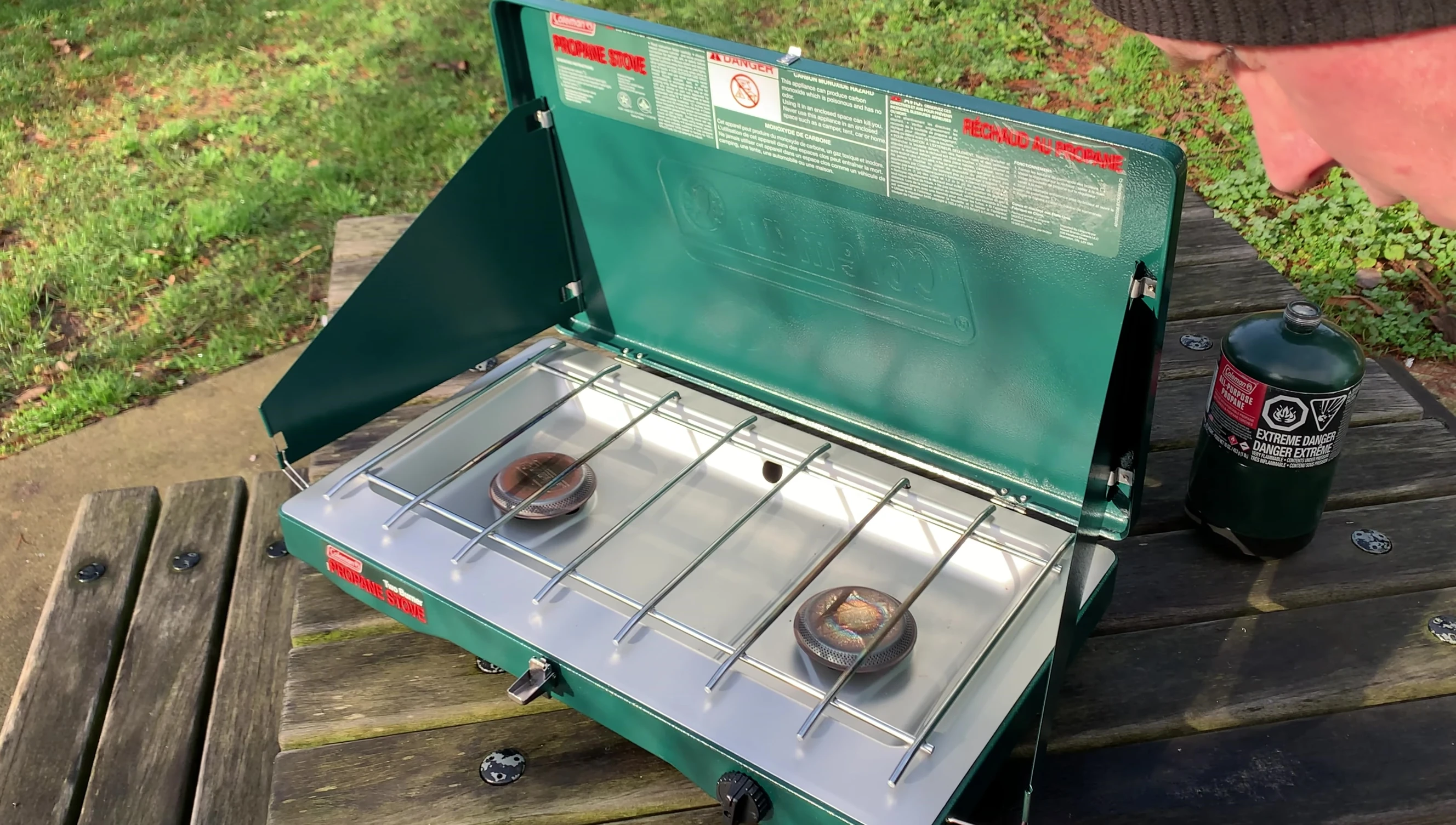 Demonstration of the easily removable grill for cleaning.