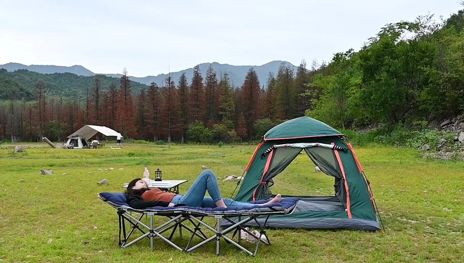 Highlighting the ergonomic design of the Lily Pel cot.