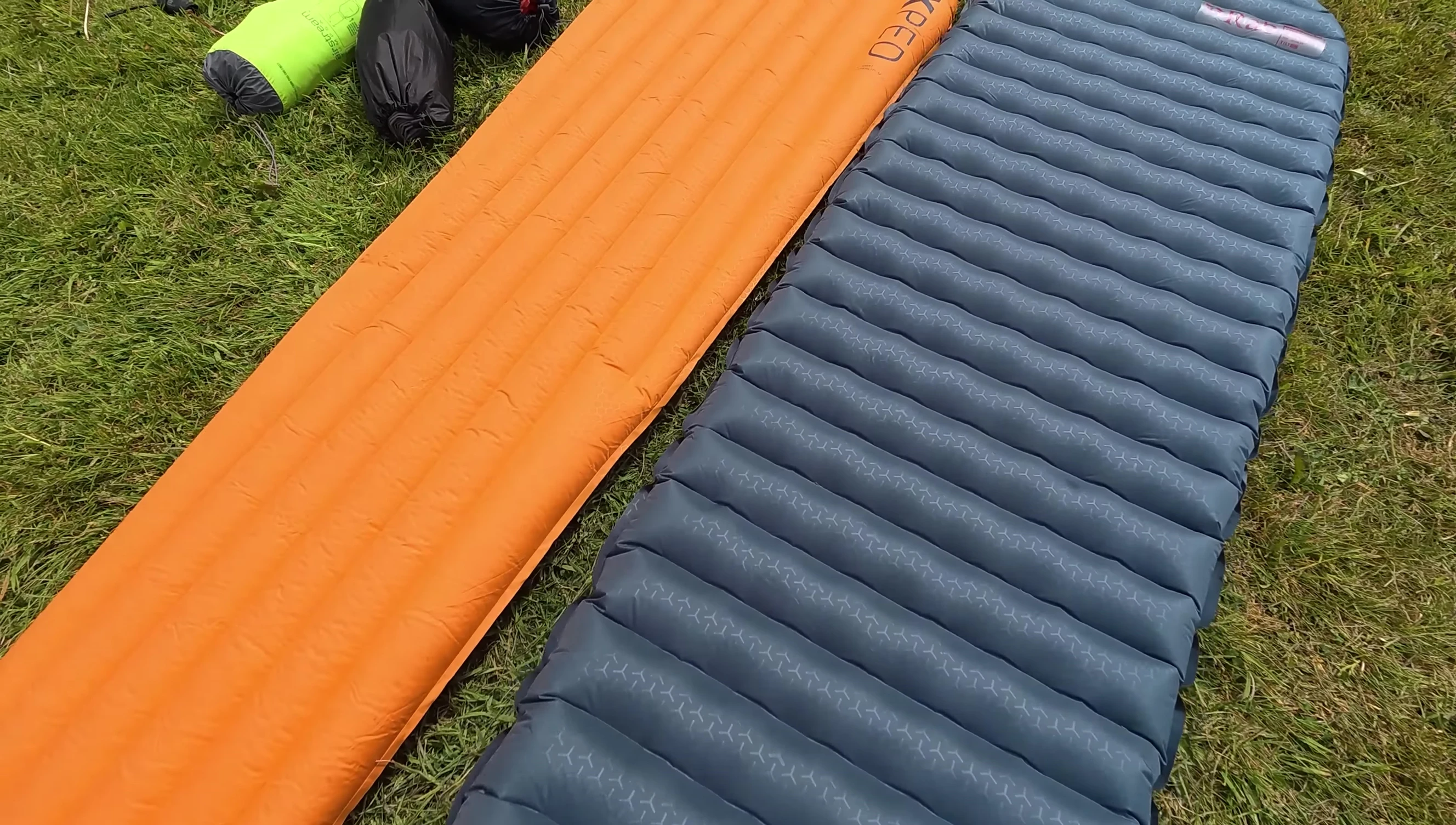 Comparison of horizontal and vertical baffle sleeping pads