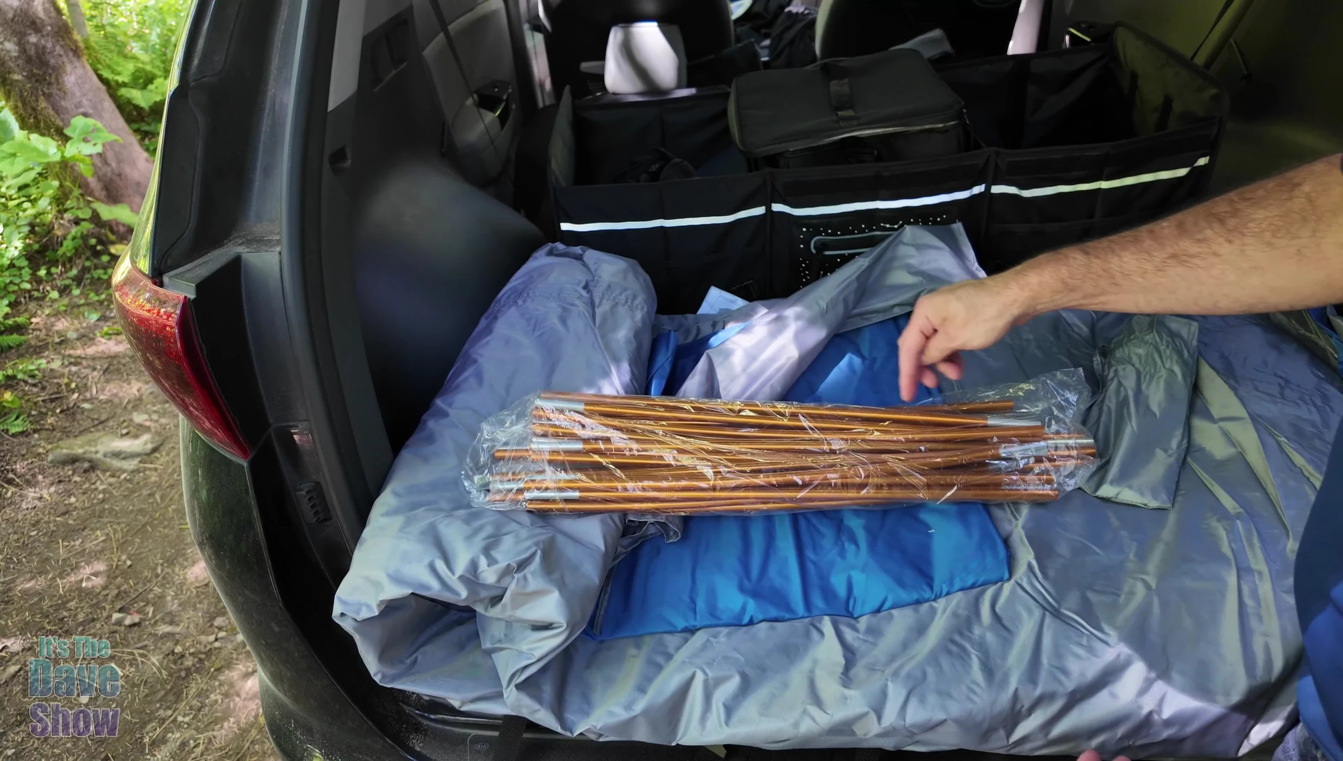 Tent poles with elastic connectors