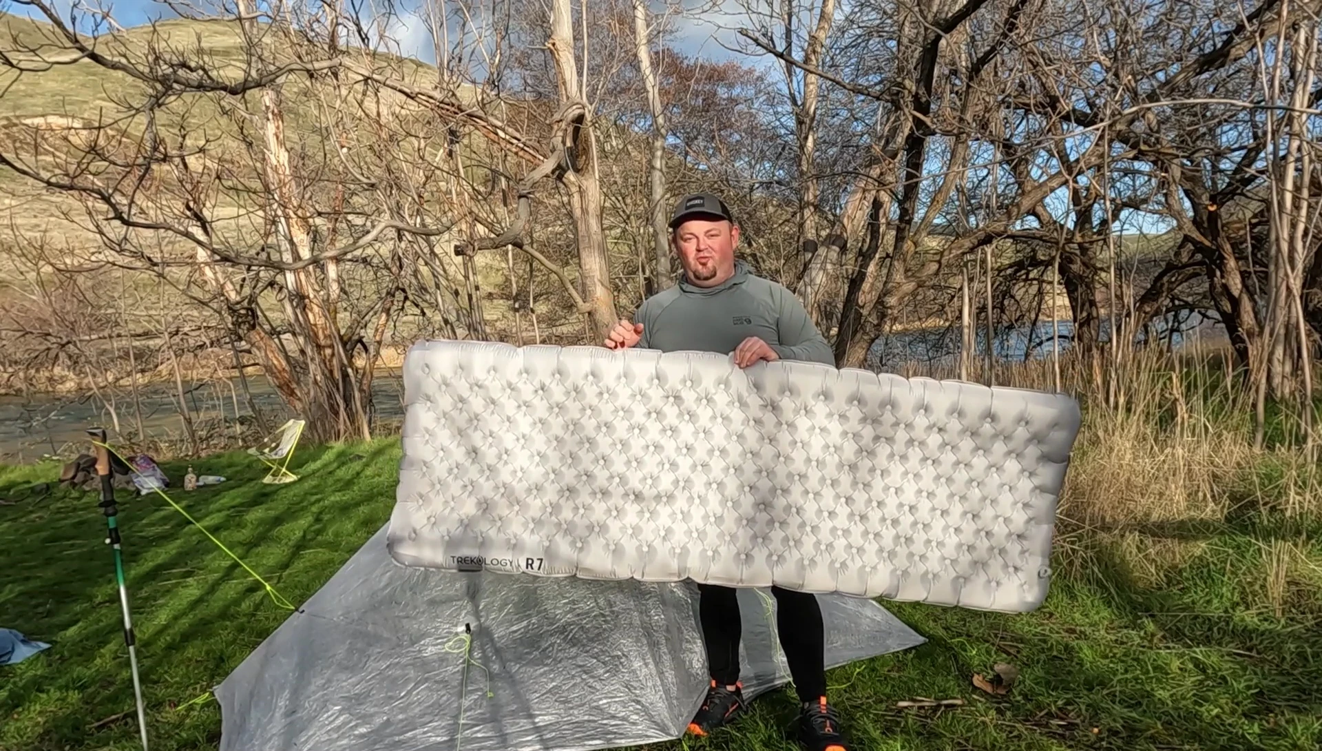 Shot summarizing the key features and value of the Trekology R7.