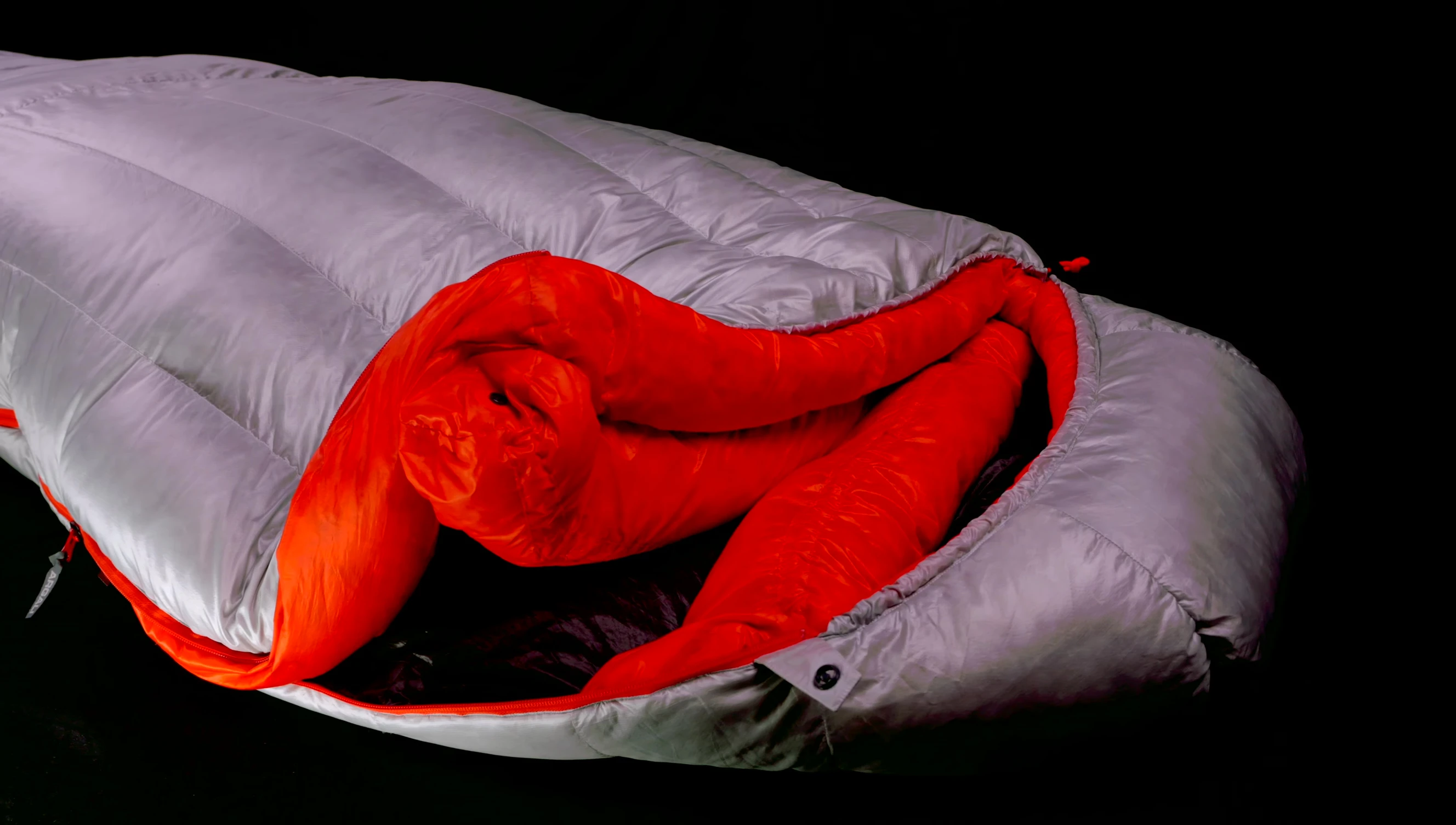 Close-up on the neck baffle and drawstring features