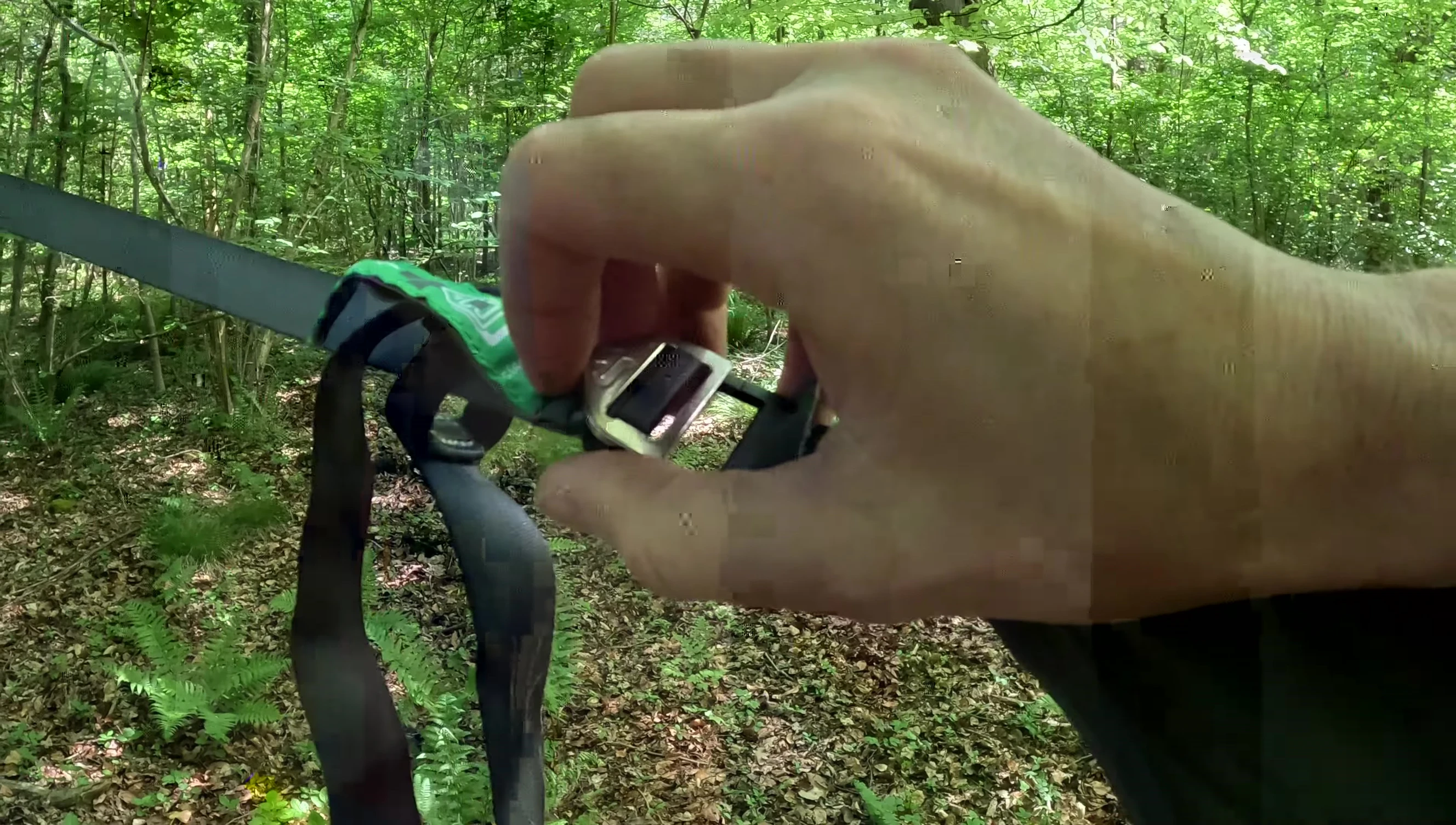 The reviewer points to the difficult-to-adjust clasps.