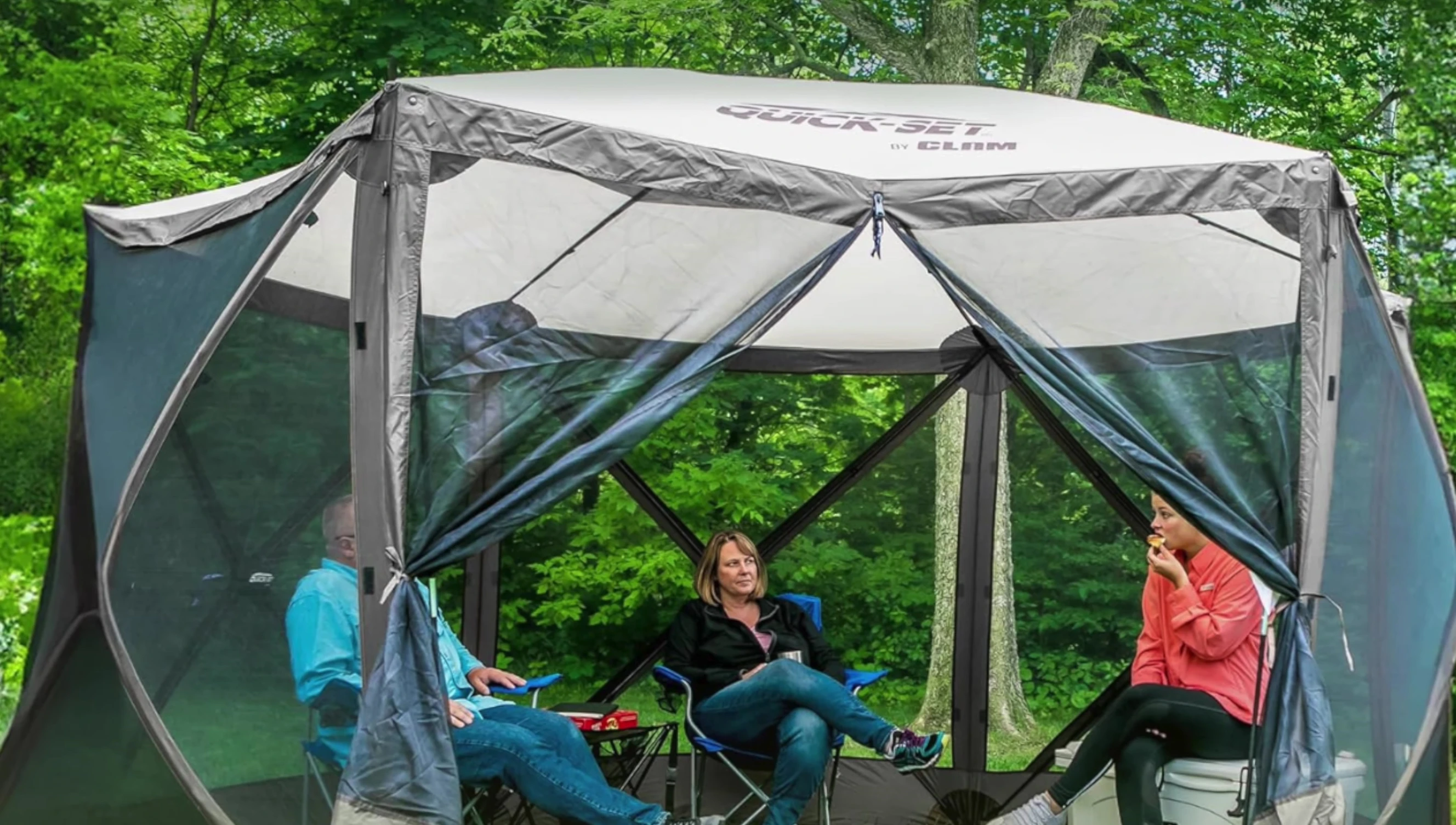 Showcase of the bug-proof mesh walls.