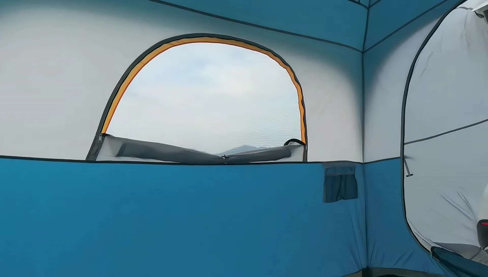 The attachment system of the UNP SUV tent.