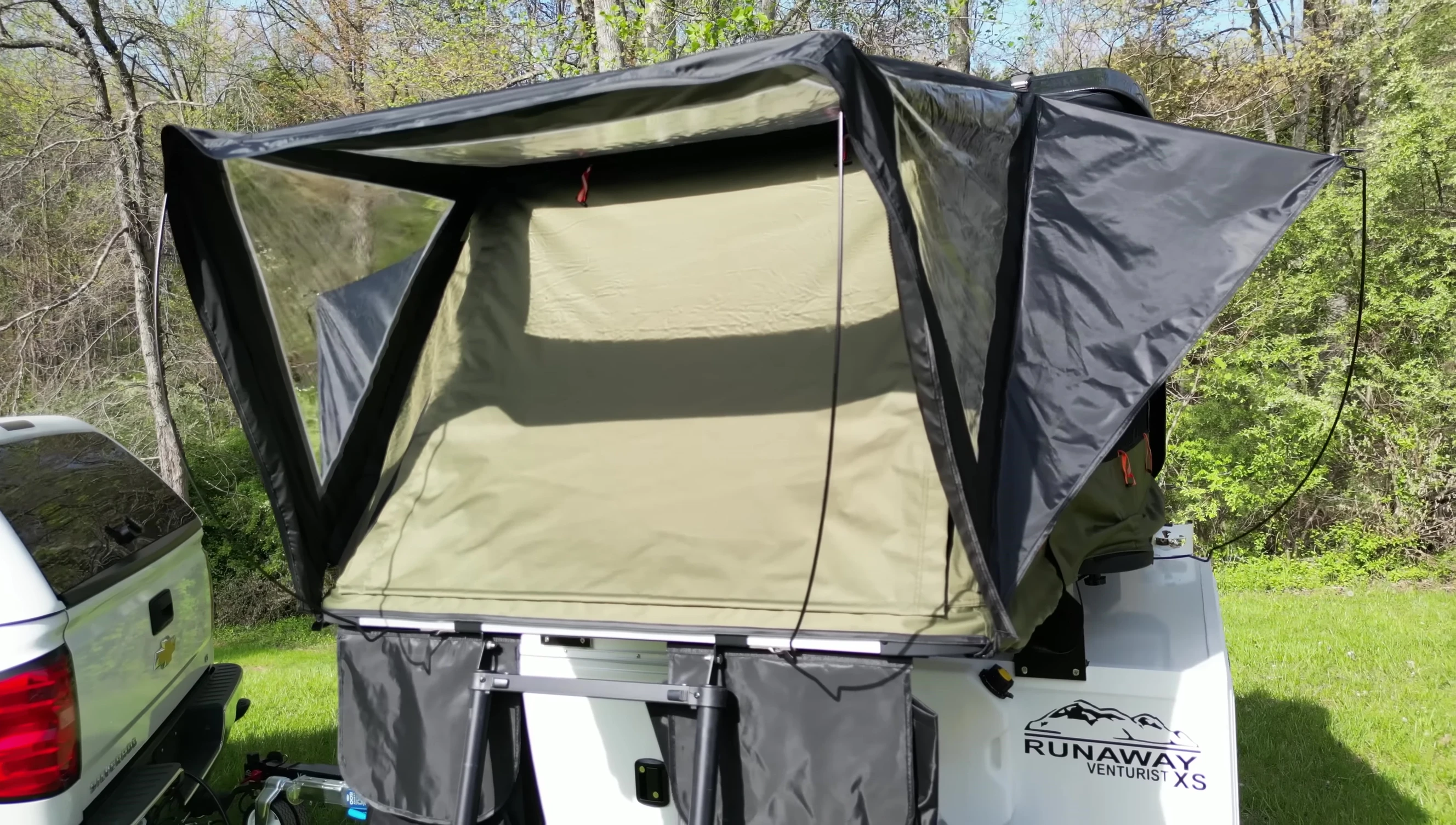 The sturdy zippered door and screen.