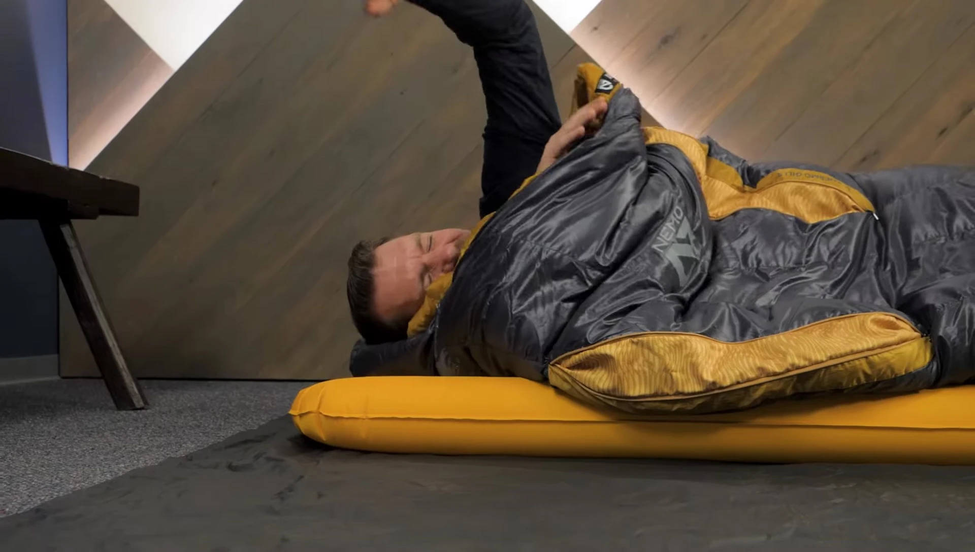 Visual emphasizing the warmth-to-weight ratio.