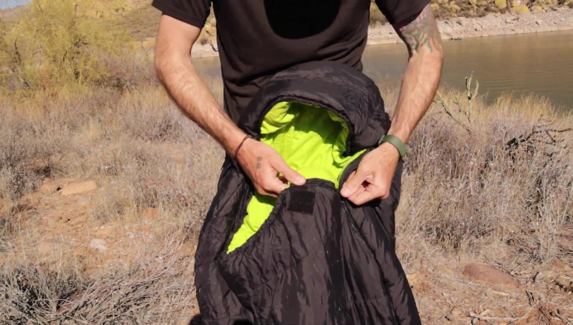 Reviewer listing the pros of the sleeping bag