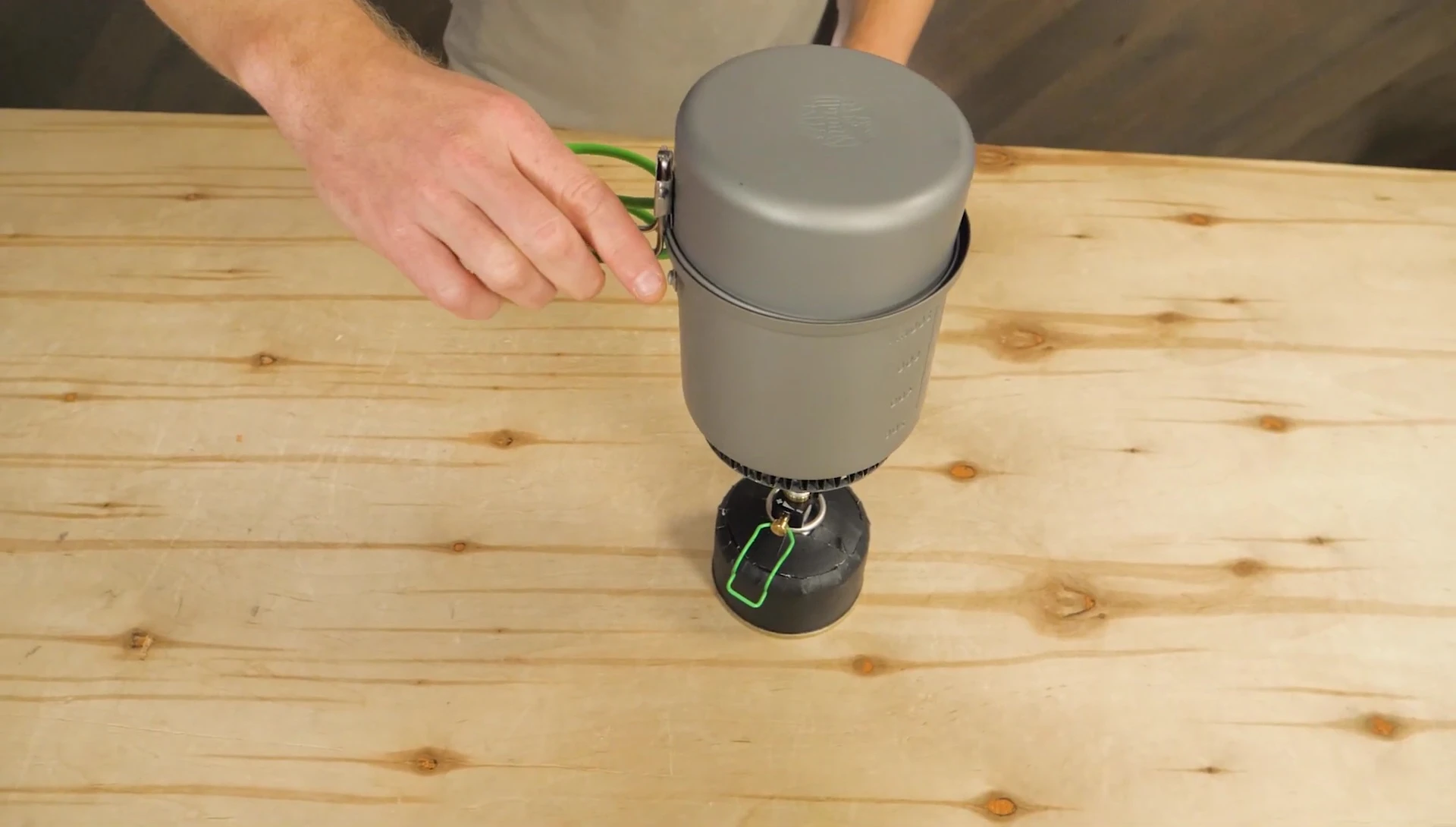 Demonstrates using the lid as a frying pan.