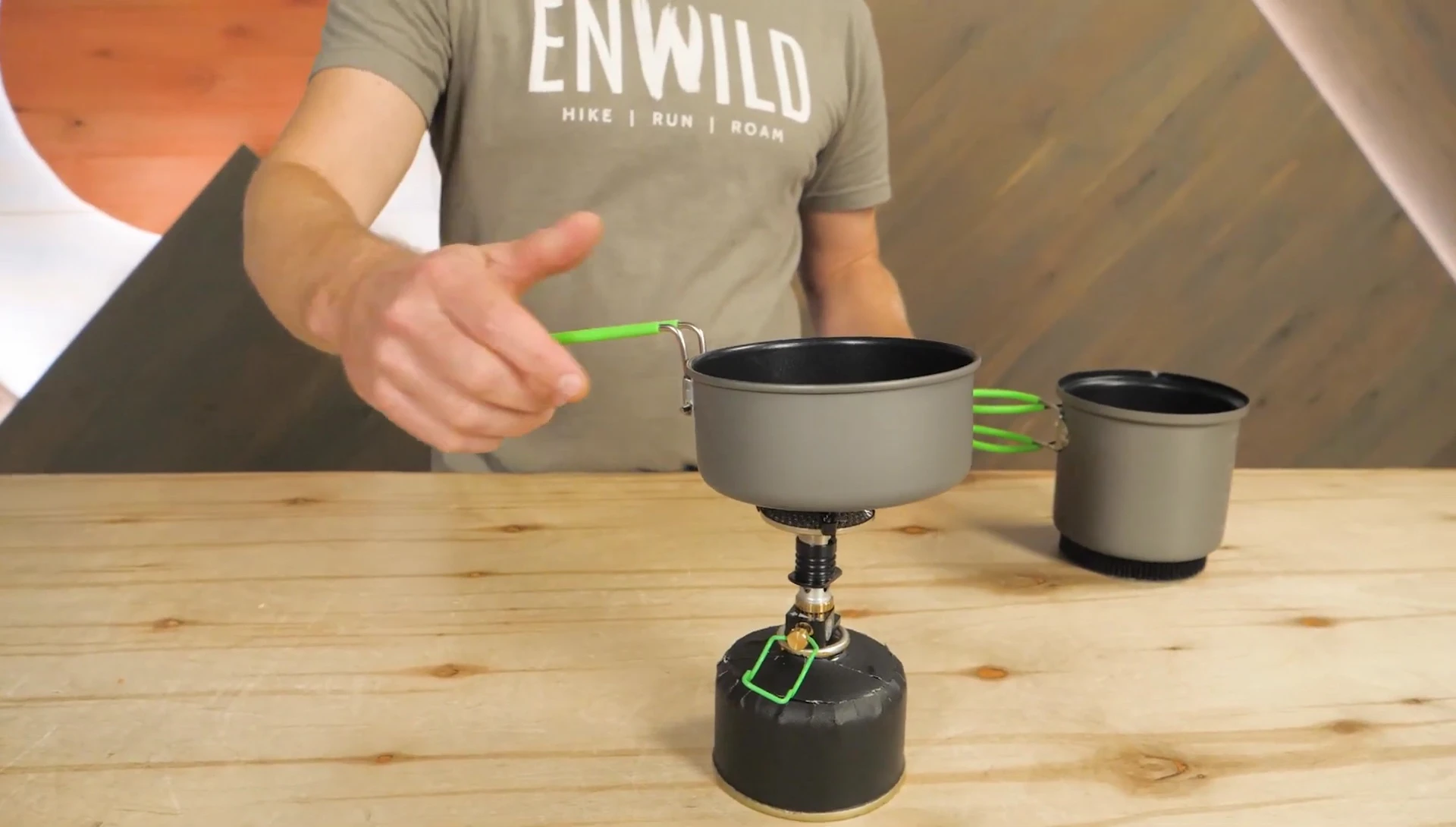The collapsible lid handle.