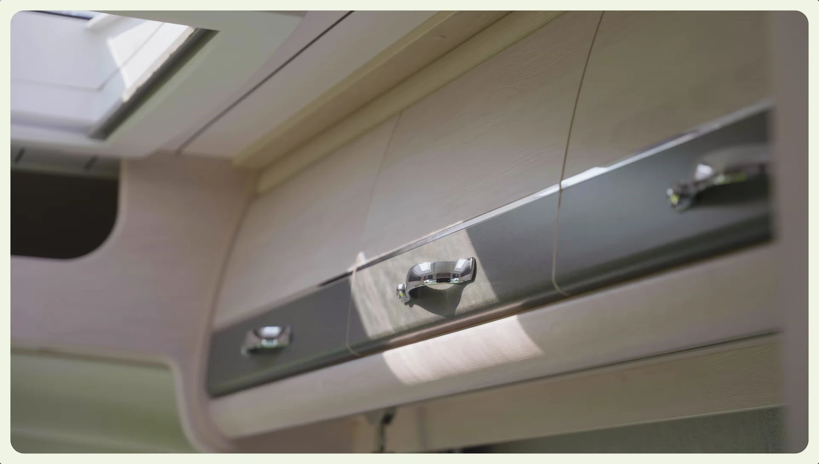 Swiveling driver's seats creating a comfortable setup.