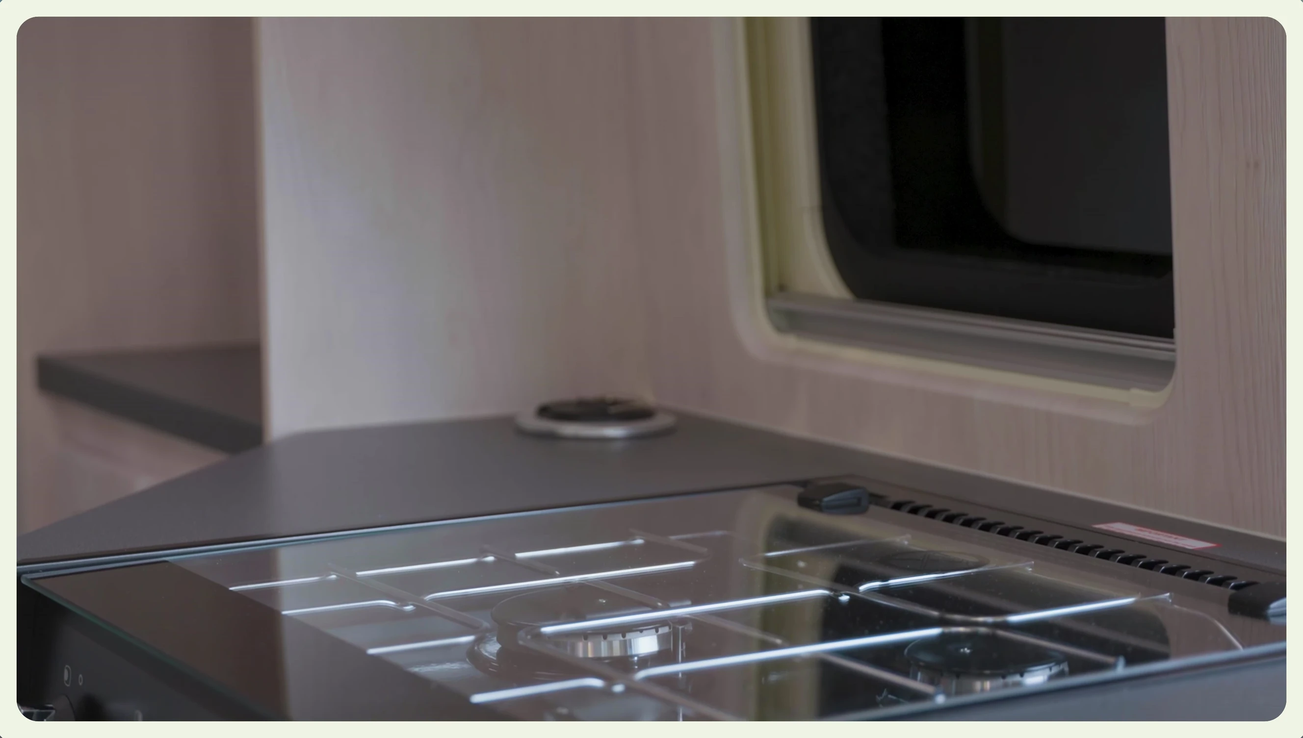 Three-burner gas hob, grill, and oven.