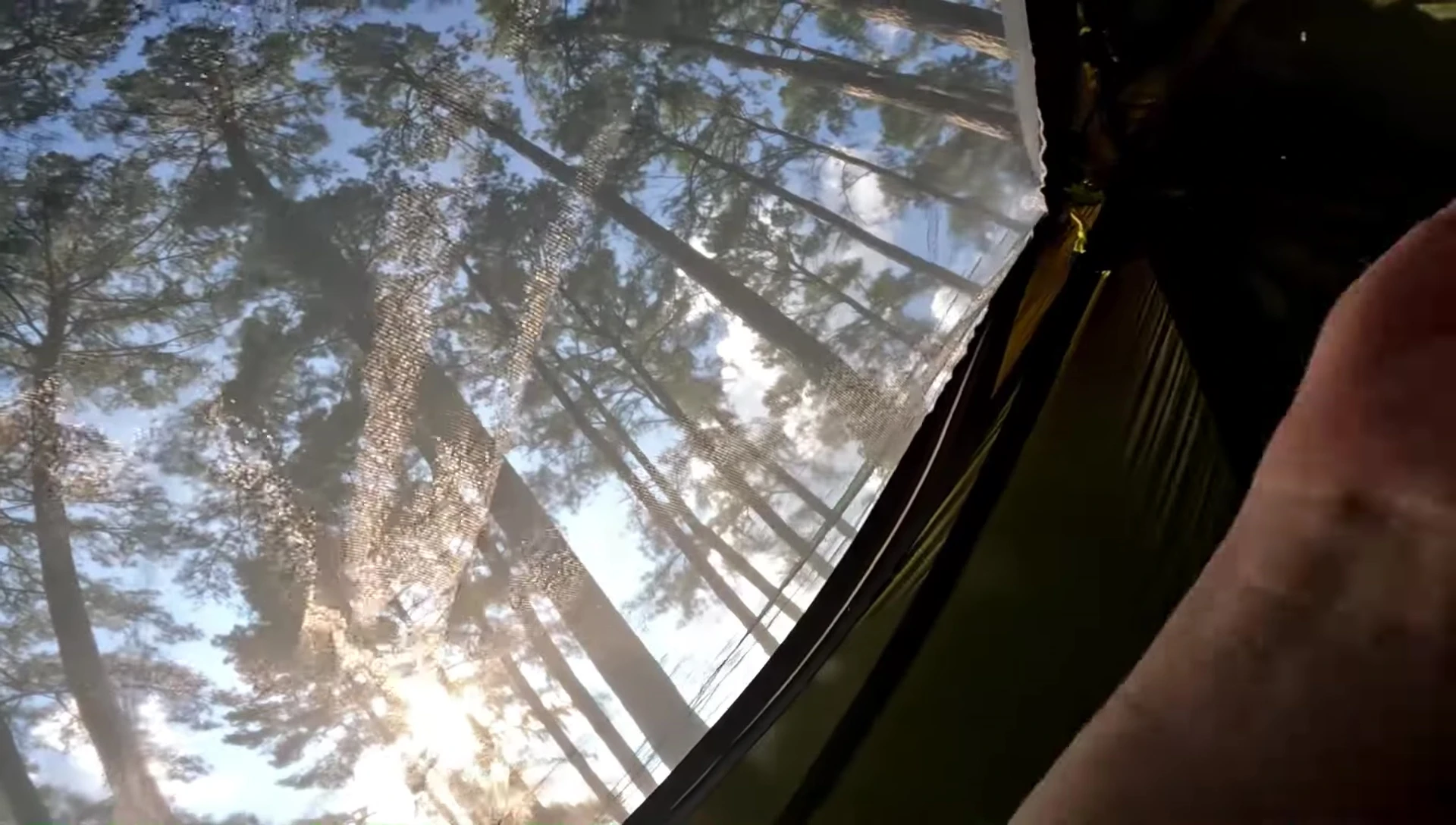 The gap in the zipper is highlighted.